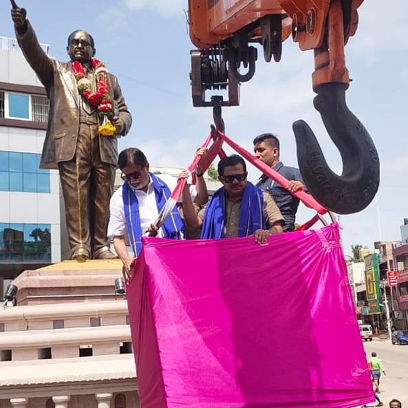 ಜಿಲ್ಲಾ ಉಸ್ತುವಾರಿ ಸಚಿವ ಜಮೀರ್ ಅಹ್ಮದ್ ಖಾನ್ ಅವರು ಬುಧವಾರ ಬೆಳಿಗ್ಗೆ ಕ್ವಿಟ್ ಇಂಡಿಯಾ ಚಳವಳಿ ದಿನಾಚರಣೆ ಅಂಗವಾಗಿ ಸಂವಿಧಾನ ಶಿಲ್ಪಿ ಅಂಬೇಡ್ಕರ್ ಪ್ರತಿಮೆಗೆ ಮಾಲಾರ್ಪಣೆ ಮಾಡಿ ಗೌರವ ಸಲ್ಲಿಸಿದರು.