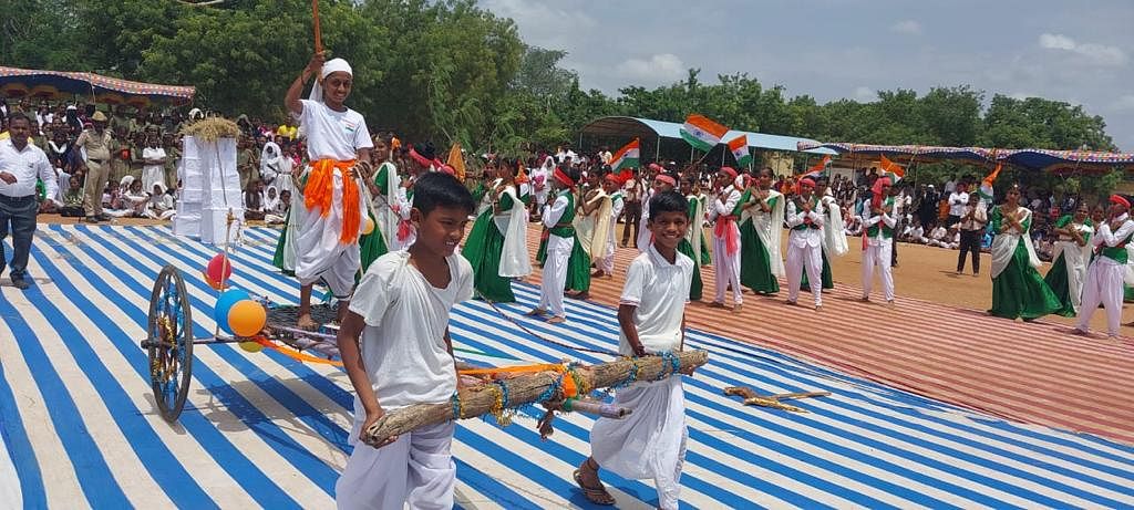 ಕನಕಗಿರಿಯ ಪಿಯು ಕಾಲೇಜಿನ ಮೈದಾನದಲ್ಲಿ ಮಂಗಳವಾರ ತಾಲ್ಲೂಕು ಆಡಳಿತ ಆಯೋಜಿಸಿದ್ದ ಧ್ವಜಾರೋಹಣ ಕಾರ್ಯಕ್ರಮದಲ್ಲಿ ಮೌಲಾನ್ ಆಜಾದ್ ಆಂಗ್ಲ ಮಾಧ್ಯಮ ಶಾಲೆಯ ವಿದ್ಯಾರ್ಥಿಗಳ ಪ್ರದರ್ಶಿಸಿದ ಸಾಮೂಹಿಕ ನೃತ್ಯ ಪ್ರಥಮ ಸ್ಥಾನ ಪಡೆಯಿತು