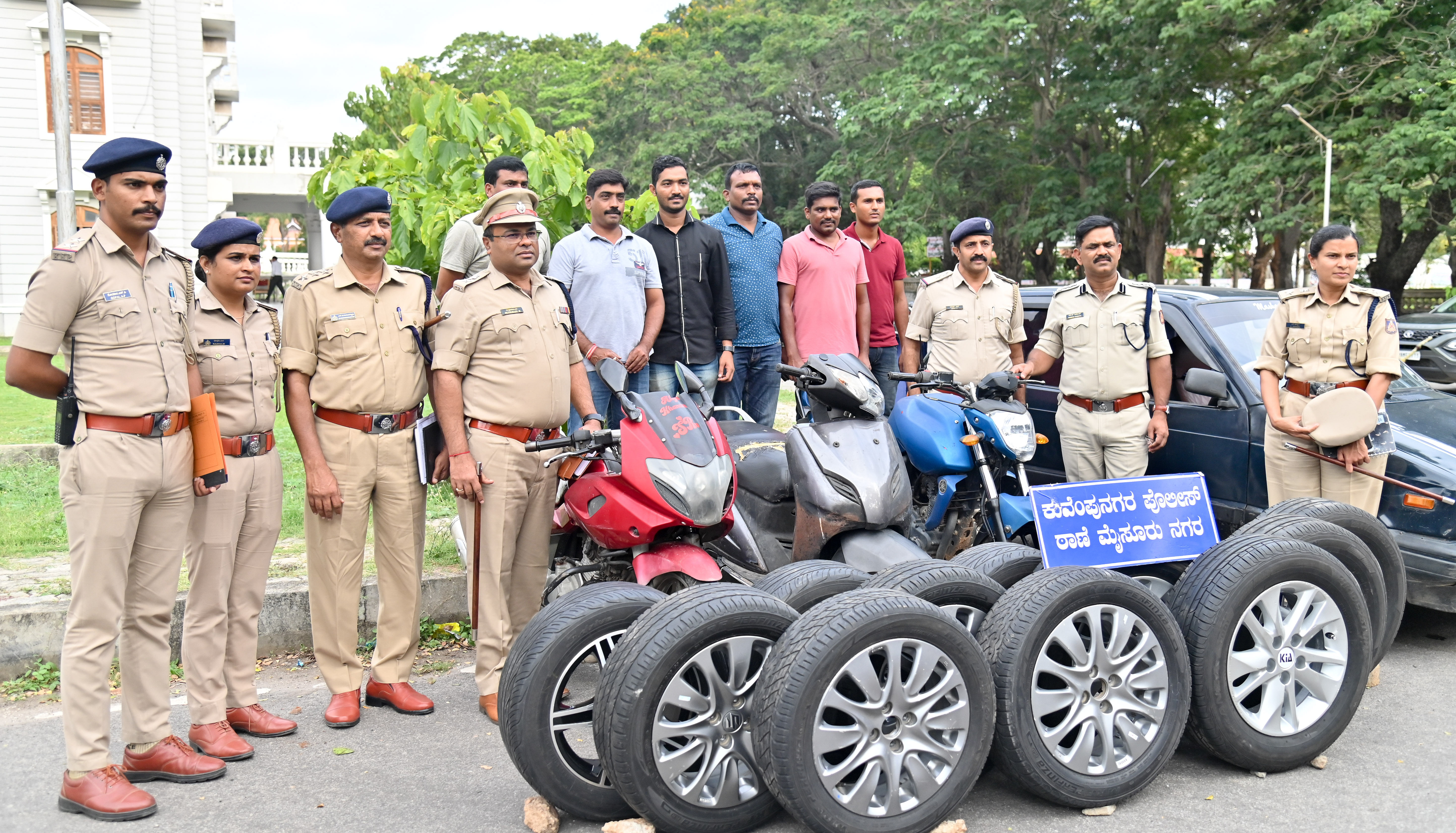 ಮೈಸೂರು ನಗರ ಪೊಲೀಸ್‌ ಆಯುಕ್ತರ ಕಚೇರಿಯಲ್ಲಿ ಮಂಗಳವಾರ ನಡೆದ ಸುದ್ದಿಗೋಷ್ಠಿಯಲ್ಲಿ ಕುವೆಂಪುನಗರ ಠಾಣಾ ವ್ಯಾಪ್ತಿಯಲ್ಲಿ ಕಾರಿನ ಚಕ್ರ ಕಳ್ಳತನ ಮಾಡಿ ಮಾರಾಟ ಮಾಡುತ್ತಿದ್ದ ಕಳ್ಳರಿಂದ ವಶಪಡಿಸಿಕೊಂಡ ವಸ್ತುಗಳನ್ನು ಪ್ರದರ್ಶಿಸಿದರು. ರಮೇಶ್‌ ಬಾನೋತ್‌, ಎಂ.ಮುತ್ತುರಾಜು, ಎಸ್‌.ಜಾಹ್ನವಿ, ಗಂಗಾಧರ ಸ್ವಾಮಿ, ಎಲ್.ಅರುಣ್ ಇದ್ದರು ಪ್ರಜಾವಾಣಿ ಚಿತ್ರ