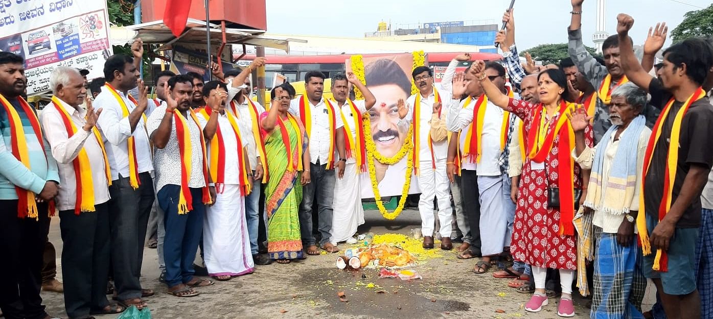 ಕಸ್ತೂರಿ ಕರ್ನಾಟಕ ಜನಪರ ವೇದಿಕೆ ಕಾರ್ಯಕರ್ತರು ರಾಮನಗರ ಬಸ್ ನಿಲ್ದಾಣದ ಬಳಿ ತಮಿಳುನಾಡು ಮುಖ್ಯಮಂತ್ರಿ ಎಂ.ಕೆ. ಸ್ಟಾಲಿನ್  ಅಣಕು ತಿಥಿ ಮಾಡಿದರು.  