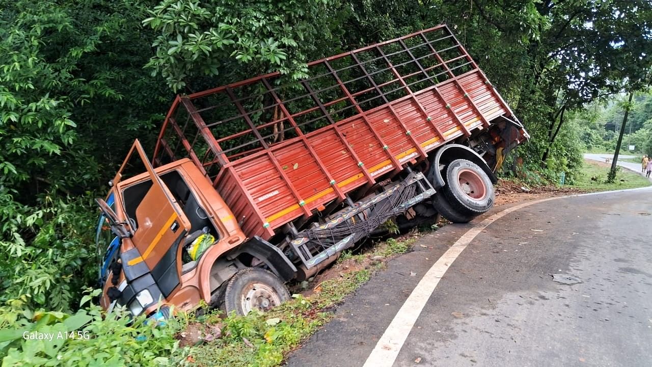 ಚಾರ್ಮಾಡಿ ಘಾಟಿಯಲ್ಲಿ ಉರುಳಿ ಬಿದ್ದ ವಾಹನ