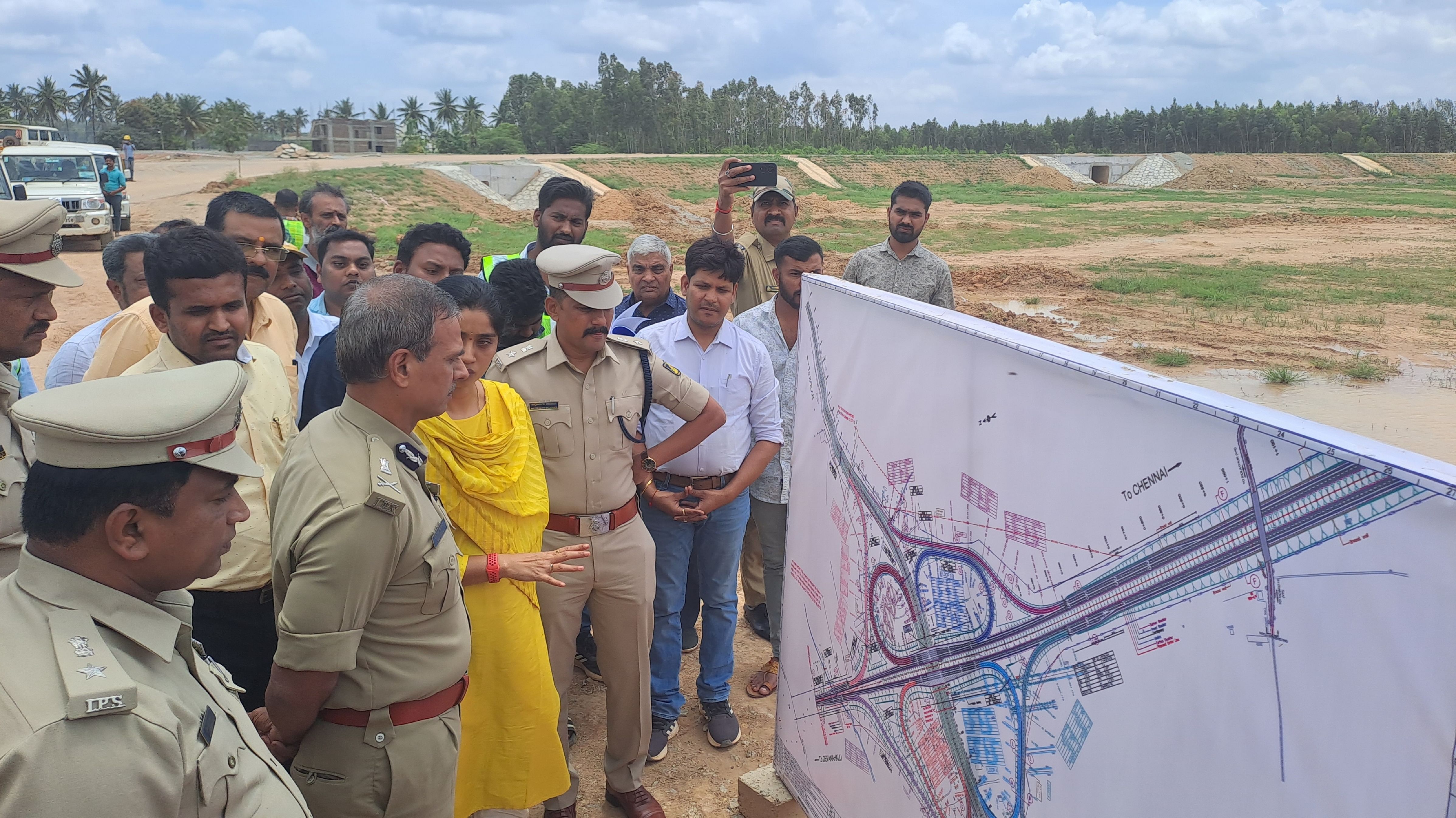 ಬೆಂಗಳೂರು-ಚೆನ್ನೈ ಕಾರಿಡಾರ್ ಎಕ್ಸ್‌ಪ್ರೆಸ್ ವೇ  ಕಾಮಗಾರಿಯನ್ನು ಸಂಚಾರ ಮತ್ತು ರಸ್ತೆ ಸುರಕ್ಷತೆ ವಿಭಾಗದ ಎಡಿಜಿಪಿ ಅಲೋಕ್‍ ಕುಮಾರ್ ಗುರುವಾರ ಪರಿಶೀಲಿಸಿದರು 
