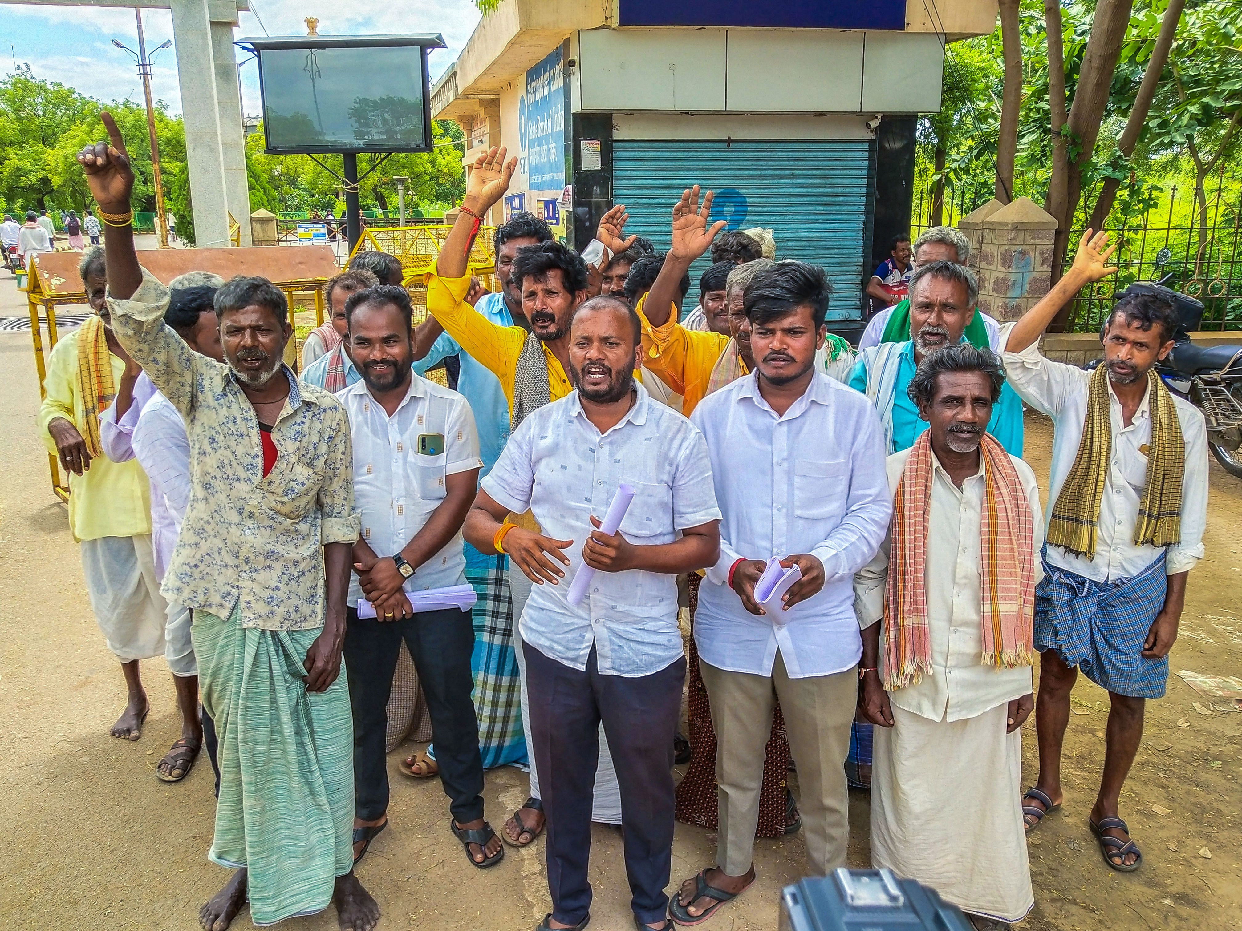 ಕುದುರಿಮೋತಿ ಗ್ರಾಮದಲ್ಲಿ ಮದ್ಯದಂಗಡಿ ಆರಂಭಿಸಲು ಅನುಮತಿ ನೀಡಬೇಕು ಎಂದು ಆಗ್ರಹಿಸಿ ವಿಜಯಕುಮಾರ ದಾಸರ ಹಾಗೂ ಅಲ್ಲಿನ ಕೆಲ ಗ್ರಾಮಸ್ಥರು ಕೊಪ್ಪಳದಲ್ಲಿ ಮಂಗಳವಾರ ಪ್ರತಿಭಟನೆ ಮಾಡಿದರು