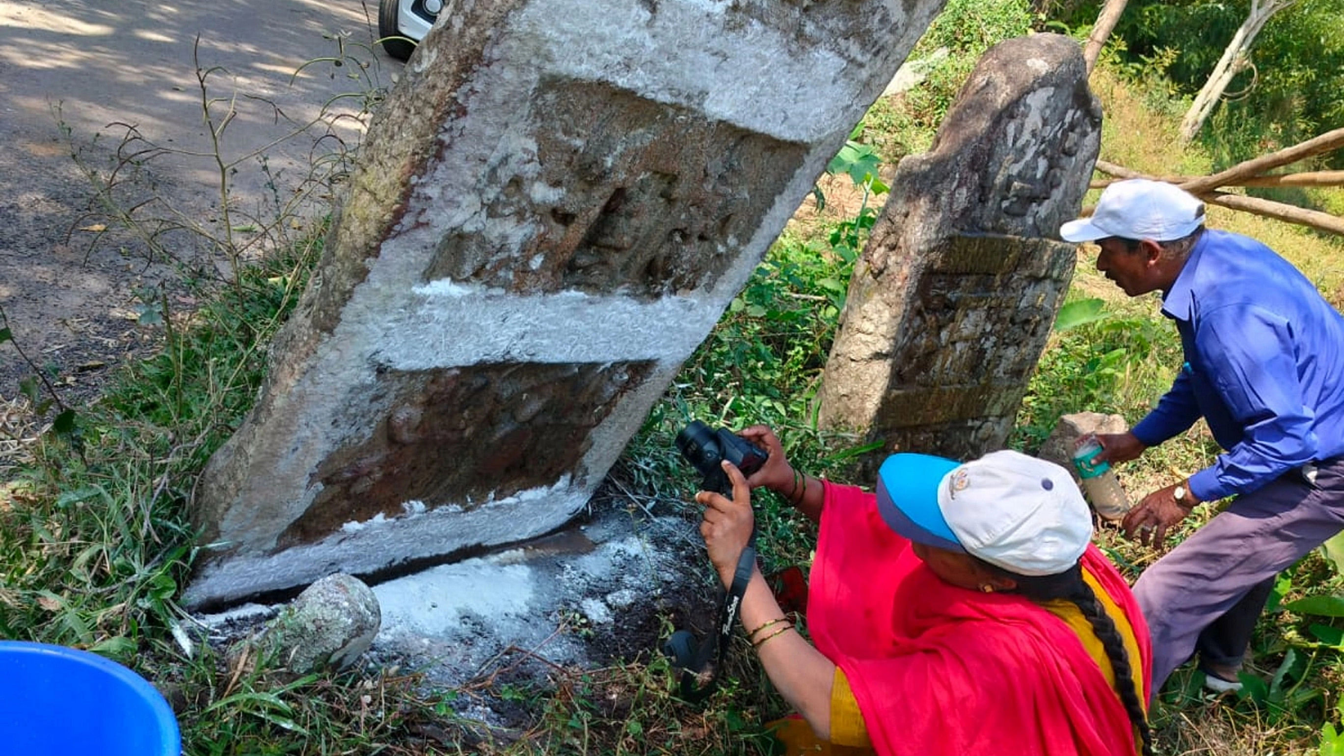 ಶಾಸನದ ಪರಿಶೀಲನೆಯಲ್ಲಿರುವ ಕ್ಯೂರೇಟರ್ ರೇಖಾ