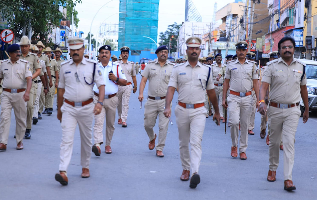 ಬಳ್ಳಾರಿ ನಗರದಲ್ಲಿ ಮಂಗಳವಾರ ಗಣೇಶ ಚತುರ್ಥಿ ಅಂಗವಾಗಿ ಜಿಲ್ಲಾ ಪೊಲೀಸ್ ವರಿಷ್ಠಾಧಿಕಾರಿ ರಂಜಿತ್ ಕುಮಾರ್ ಬಂಡಾರು ನೇತೃತ್ವದಲ್ಲಿ ಪೊಲೀಸ್ ಪಥ ಸಂಚಲನ ನಡೆಯಿತು