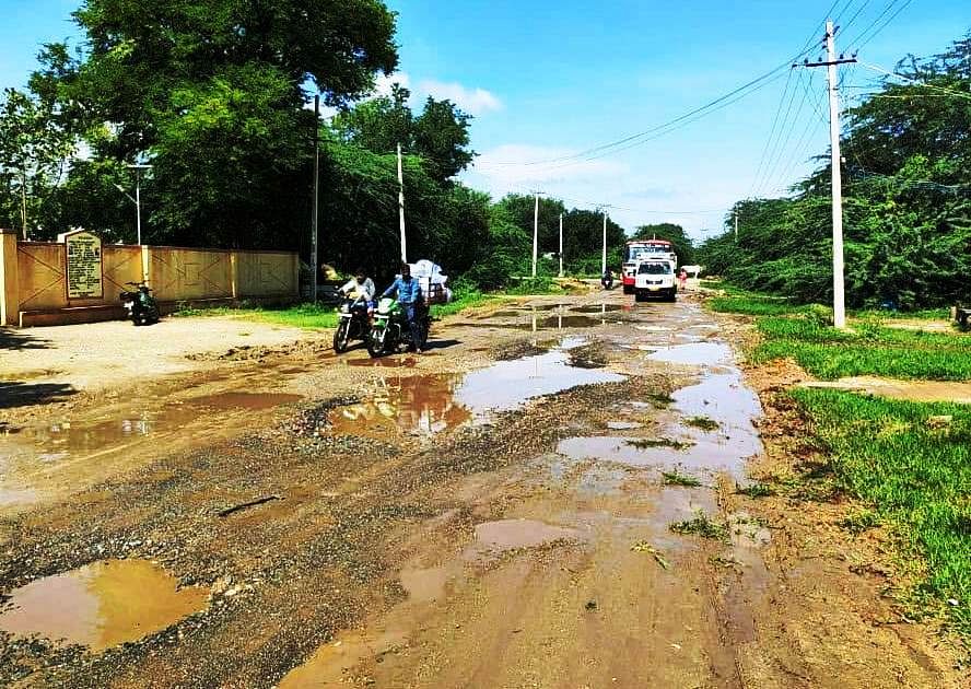 ಕೊಟ್ಟೂರು ತಾಲ್ಲೂಕಿನ ಚಿರಿಬಿ ಗ್ರಾಮದ ರಸ್ತೆಯ ದುಸ್ಥಿತಿ