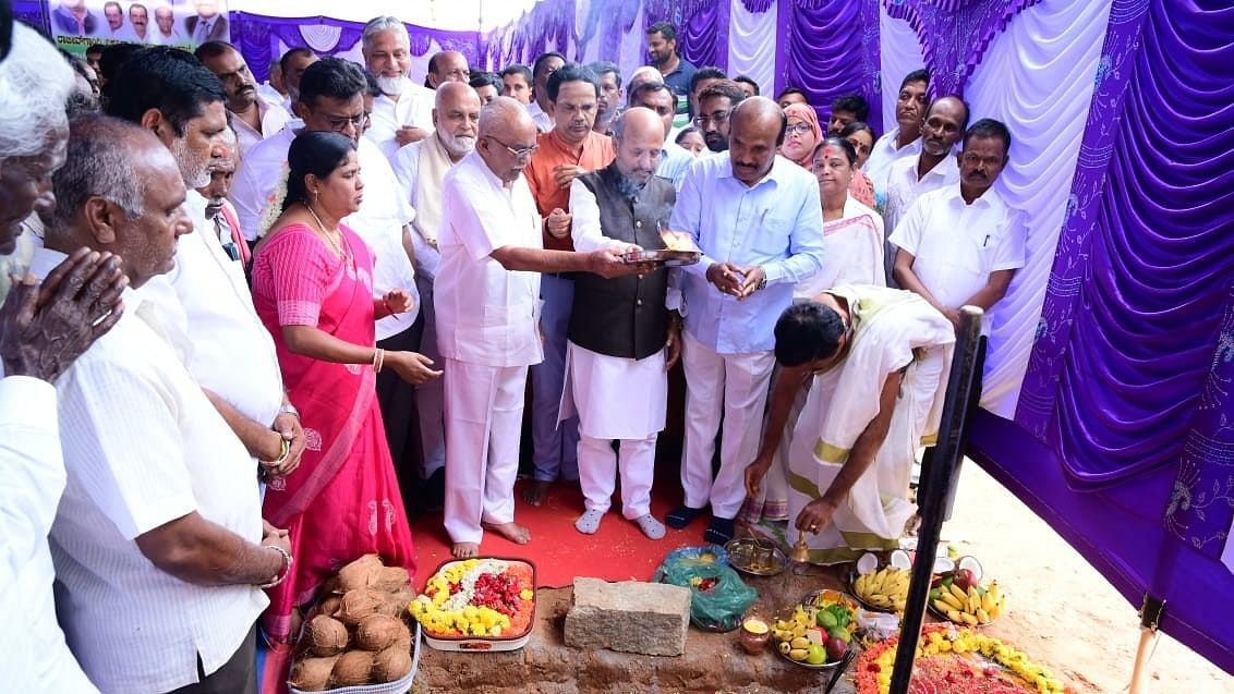 ರಾಮನಗರದ ಅರ್ಚಕರಹಳ್ಳಿಯಲ್ಲಿ ರಾಜೀವ್ ಗಾಂಧಿ ಆರೋಗ್ಯ ವಿಜ್ಞಾನಗಳ ವಿಶ್ವವಿದ್ಯಾಲಯದ ಸಂಕೀರ್ಣಕ್ಕೆ ಶಾಸಕ ಎಚ್‌.ಎ. ಇಕ್ಬಾಲ್ ಹುಸೇನ್ ಭೂಮಿ ಪೂಜೆ ನೆರವೇರಿಸಿದರು. ವಿಧಾನ ಪರಿಷತ್ ಮಾಜಿ ಸದಸ್ಯ ಸಿ.ಎಂ. ಲಿಂಗಪ್ಪ, ಮಾಜಿ ಶಾಸಕ ಕೆ. ರಾಜು, ನಗರಸಭೆ ಅಧ್ಯಕ್ಷೆ ವಿಜಯಕುಮಾರಿ, ಸದಸ್ಯ ಕೆ. ಶೇಷಾದ್ರಿ ಶಶಿ ಹಾಗೂ ಇತರರು ಇದ್ದಾರೆ