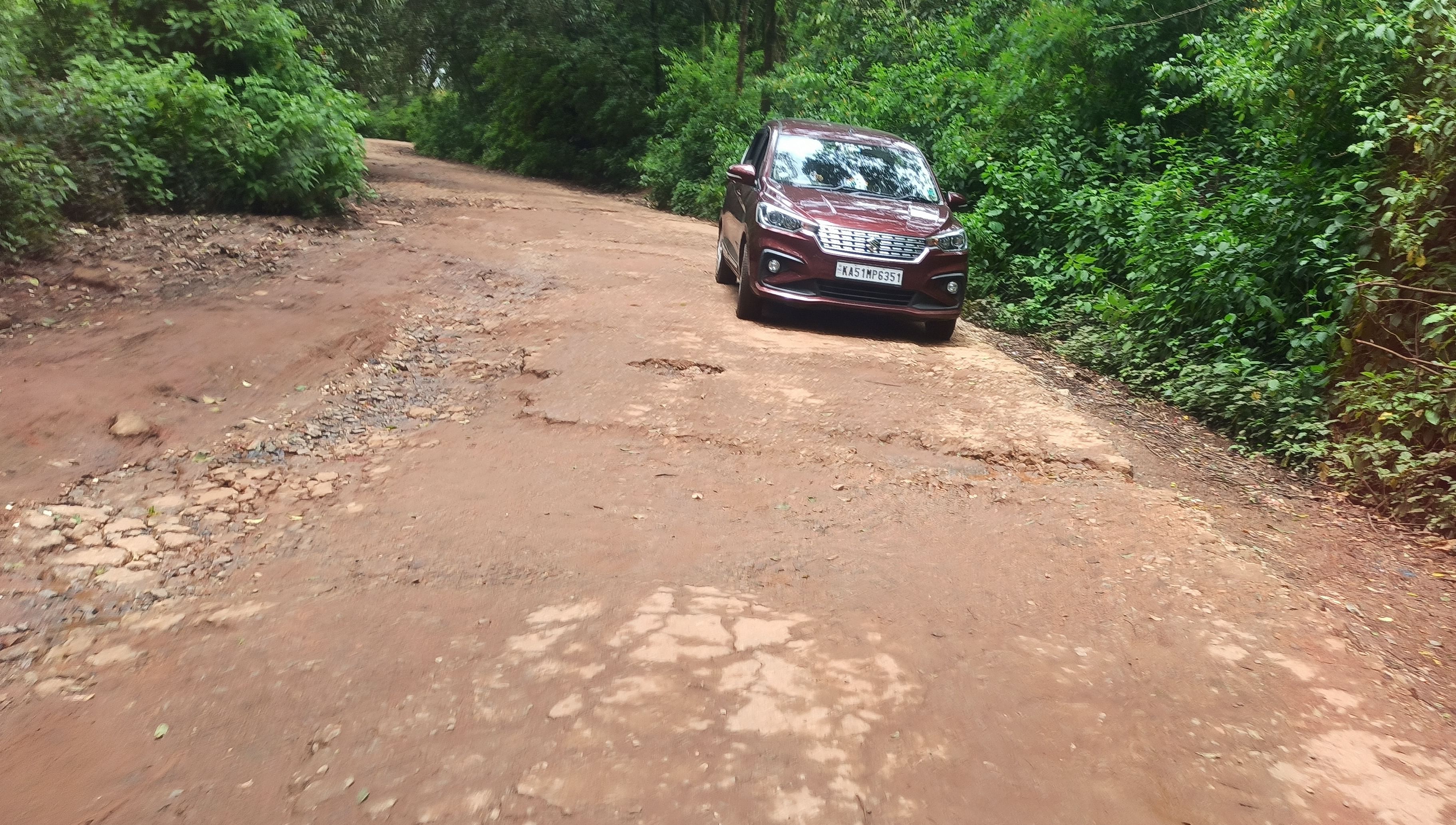 ಗುಂಡಿ ಬಿದ್ದು ಹಾಳಾಗಿರುವ ಕೆಮ್ಮಣ್ಣುಗುಂಡಿ ರಸ್ತೆ