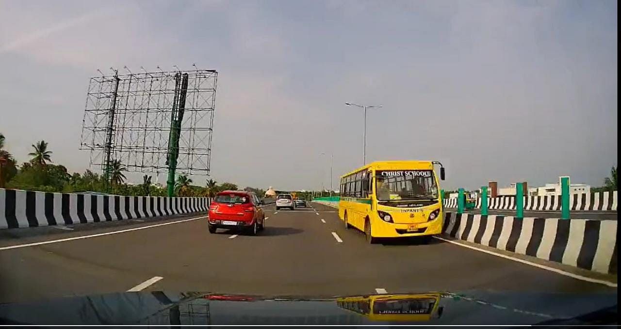 ಕುಂಬಳಗೋಡು ಬಳಿ ಬೆಂಗಳೂರು–ಮೈಸೂರು ಎಕ್ಸ್‌ಪ್ರೆಸ್ ಹೆದ್ದಾರಿಯಲ್ಲಿ ವಿರುದ್ಧ ದಿಕ್ಕಿನಲ್ಲಿ (ಒನ್‌ ವೇಯಲ್ಲಿ) ಸಂಚರಿಸಿದ್ದ ಶಾಲಾ ಬಸ್