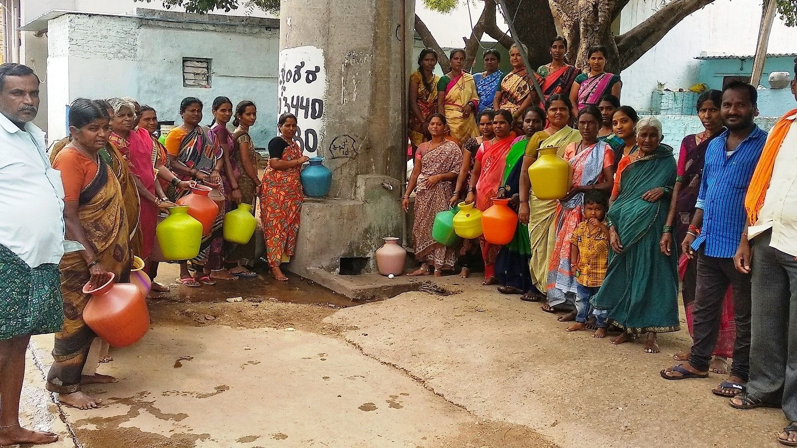 ಕುಡತಿನಿಯ 8ನೇ ವಾರ್ಡ್‍ನಲ್ಲಿ ನೀರಿನ ಸಮಸ್ಯೆ ನಿವಾರಿಸುವಂತೆ ಒತ್ತಾಯಿಸಿ ವಾರ್ಡ್‍ನ ಮಹಿಳೆಯರು ಬುಧವಾರ ಖಾಲಿ ಬಿಂದಿಗೆಗಳನ್ನು ಹಿಡಿದು ಪ್ರತಿಭಟನೆ ನಡೆಸಿದರು