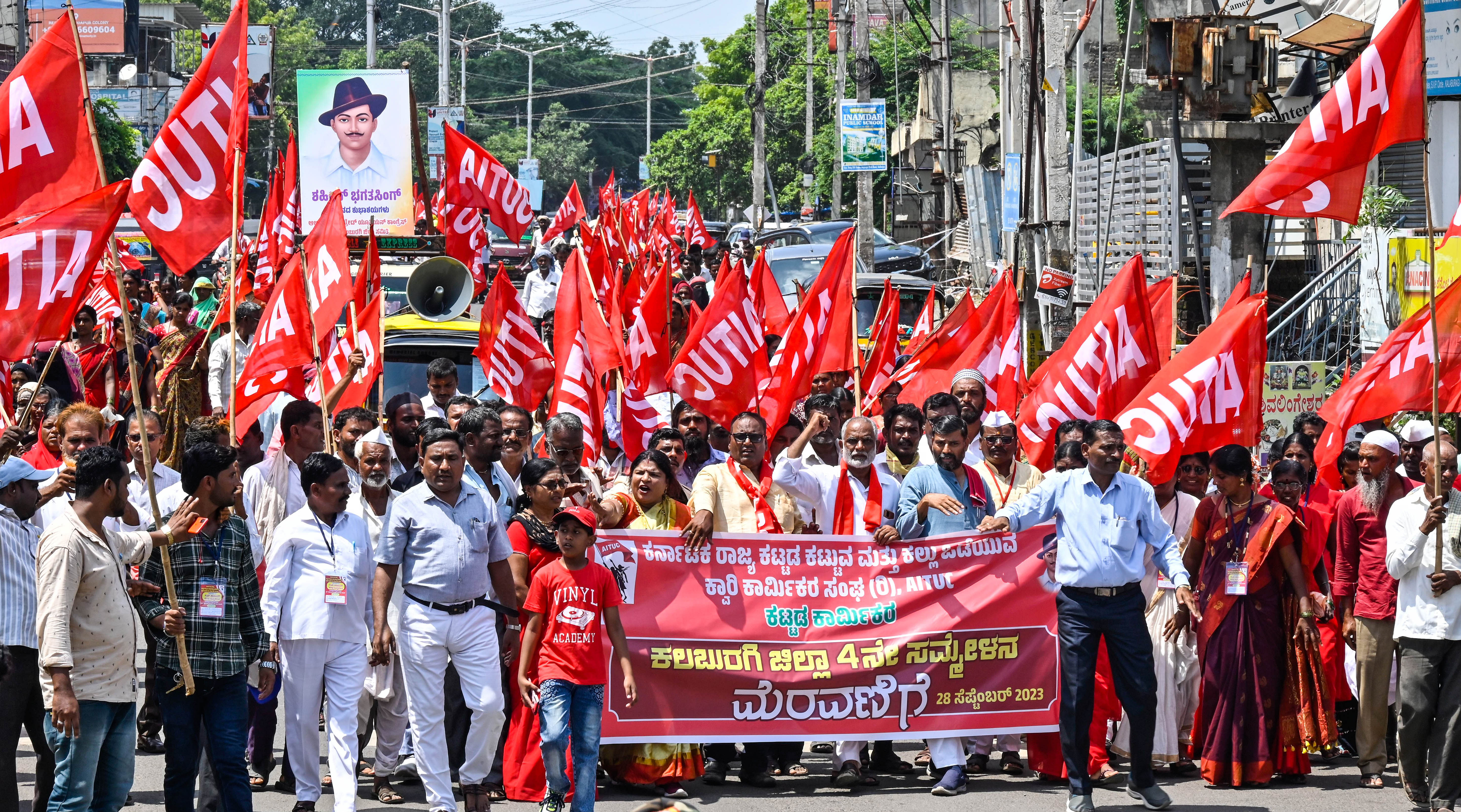 ಕಲಬುರಗಿಯಲ್ಲಿ ಎಐಟಿಯುಸಿ ವತಿಯಿಂದ ನಡೆದ ಕಟ್ಟಡ ಕಾರ್ಮಿಕರ ಜಿಲ್ಲಾ ಸಮ್ಮೇಳನದ ಪ್ರಯುಕ್ತ ಗುರುವಾರ ಮೆರವಣಿಗೆ ನಡೆಸಲಾಯಿತು – ಪ್ರಜಾವಾಣಿ ಚಿತ್ರ