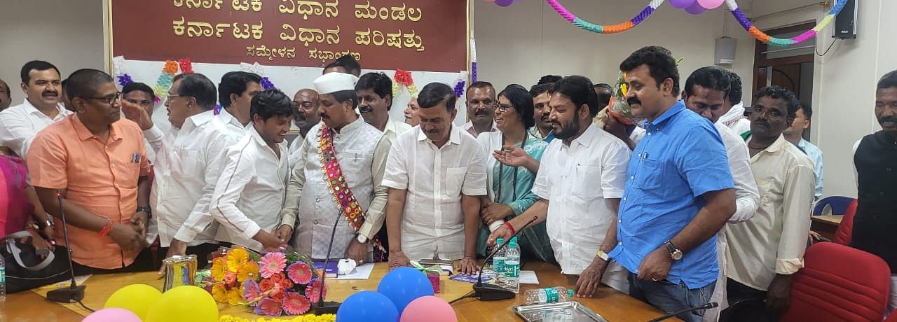 ಬಂಜಾರ ಜನಸ್ಪಂದನಾ ಹಾಗೂ ನೂತನ ಶಾಸಕರಿಗೆ ಸನ್ಮಾನ ಕಾರ್ಯಕ್ರಮದಲ್ಲಿ ವಿಧಾನಸಭೆ ಉಪಸಭಾಧ್ಯಕ್ಷ ರುದ್ರಪ್ಪ ಎಂ. ಲಮಾಣಿ ಭಾಗವಹಿಸಿದ್ದರು.