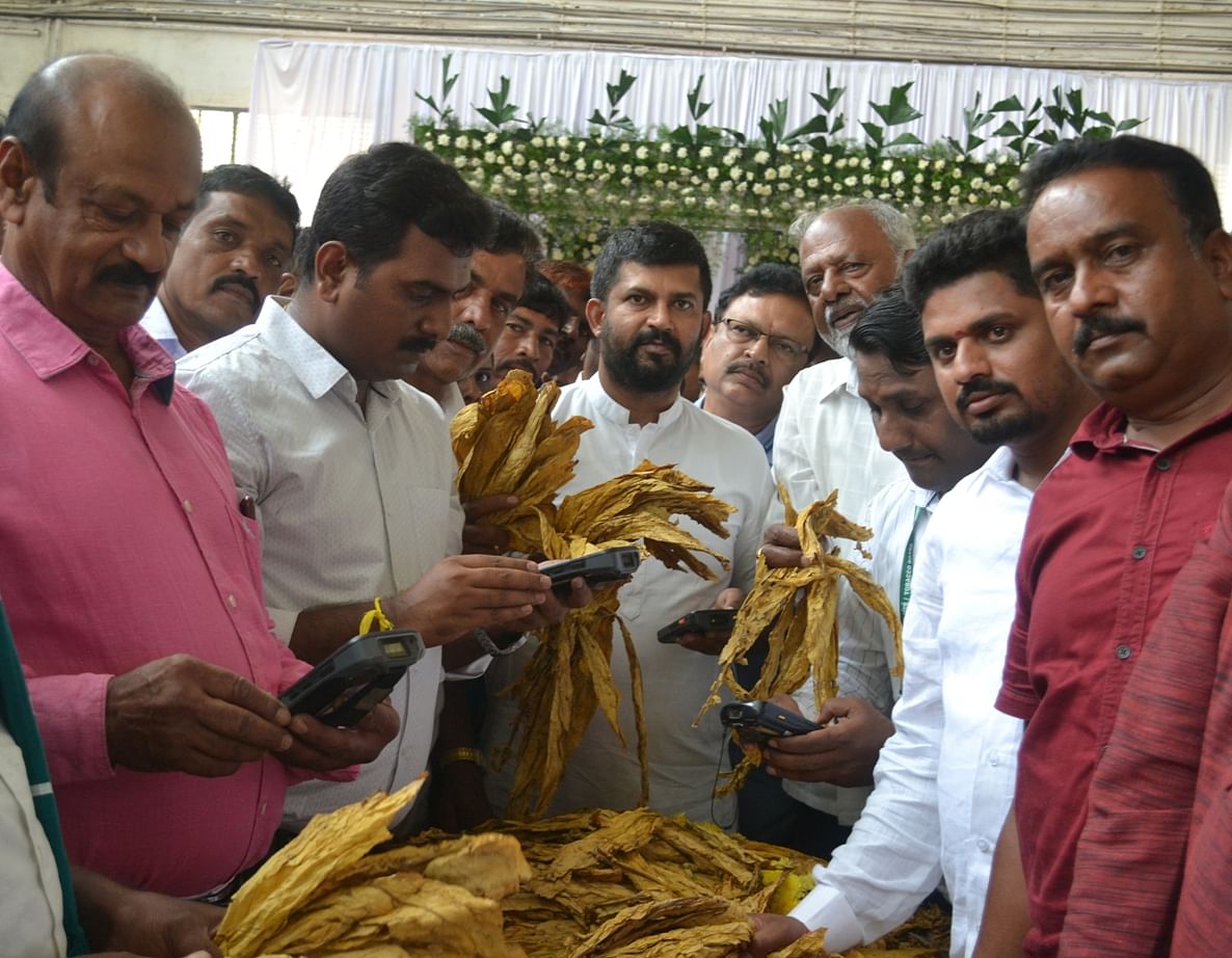 ಹುಣಸೂರು ತಾಲ್ಲೂಕಿನ ಕಟ್ಟೆಮಳಲವಾಡಿಯಲ್ಲಿ ಸೋಮವಾರ ಸಂಸದ ಪ್ರತಾಪ ಸಿಂಹ ತಂಬಾಕು ಹರಾಜು ಮಾರುಕಟ್ಟೆಗೆ ಚಾಲನೆ ನೀಡಿದರು