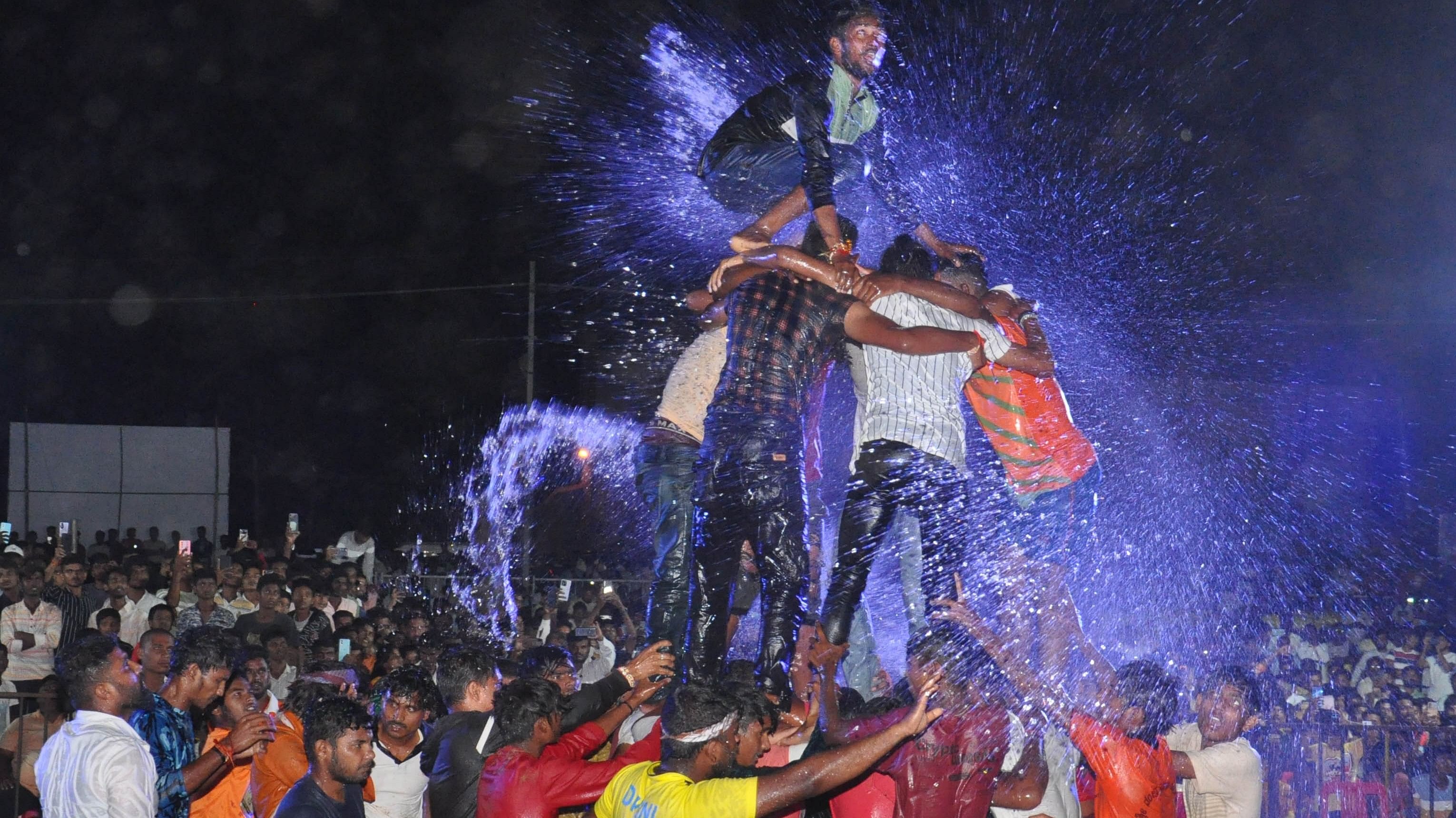 ವಿಜಯಪುರ ನಗರದ ದರ್ಬಾರ್ ಮೈದಾನದಲ್ಲಿ ಜರುಗಿದ ಸ್ಪರ್ಧೆಯಲ್ಲಿ ಮೊಸರಿನ ಮಡಕೆ ಒಡೆಯುತ್ತಿರುವ ಯುವಕರ ತಂಡ