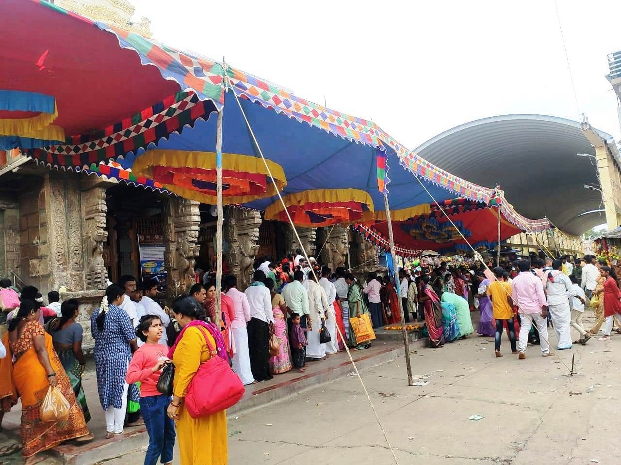 ಕೊಟ್ಟೂರಿನ ಕೊಟ್ಟೂರೇಶ್ವರಸ್ವಾಮಿ ದೇವಸ್ಥಾನದ ಹೊರನೋಟ