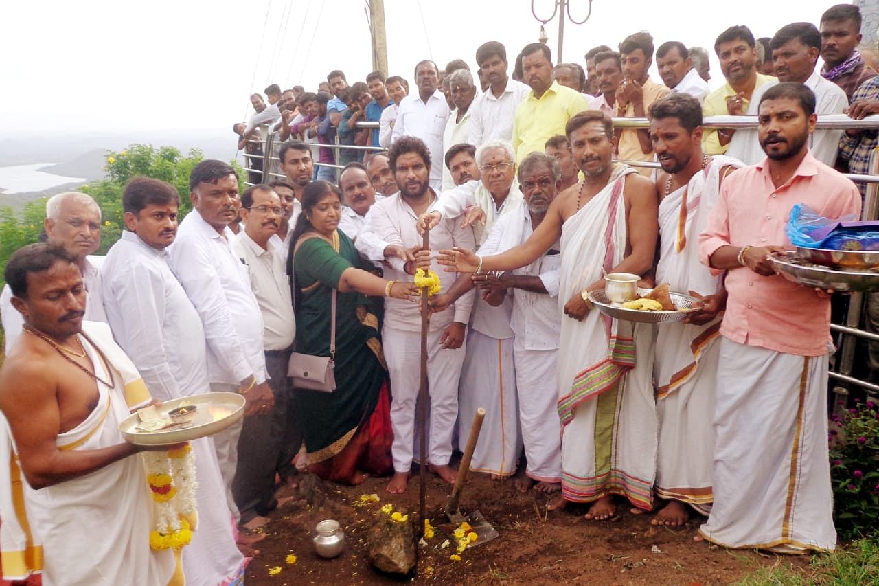 ಸರಗೂರು ತಾಲ್ಲೂಕು ಚಿಕ್ಕದೇವಮ್ಮ ಬೆಟ್ಟದಲ್ಲಿ ಕಾಮಗಾರಿಗೆ ಶಾಸಕ ಅನಿಲ್ ಚಿಕ್ಕಮಾದು ಗುರುವಾರ ಭೂಮಿಪೂಜೆ ನೆರವೇರಿಸಿದರು