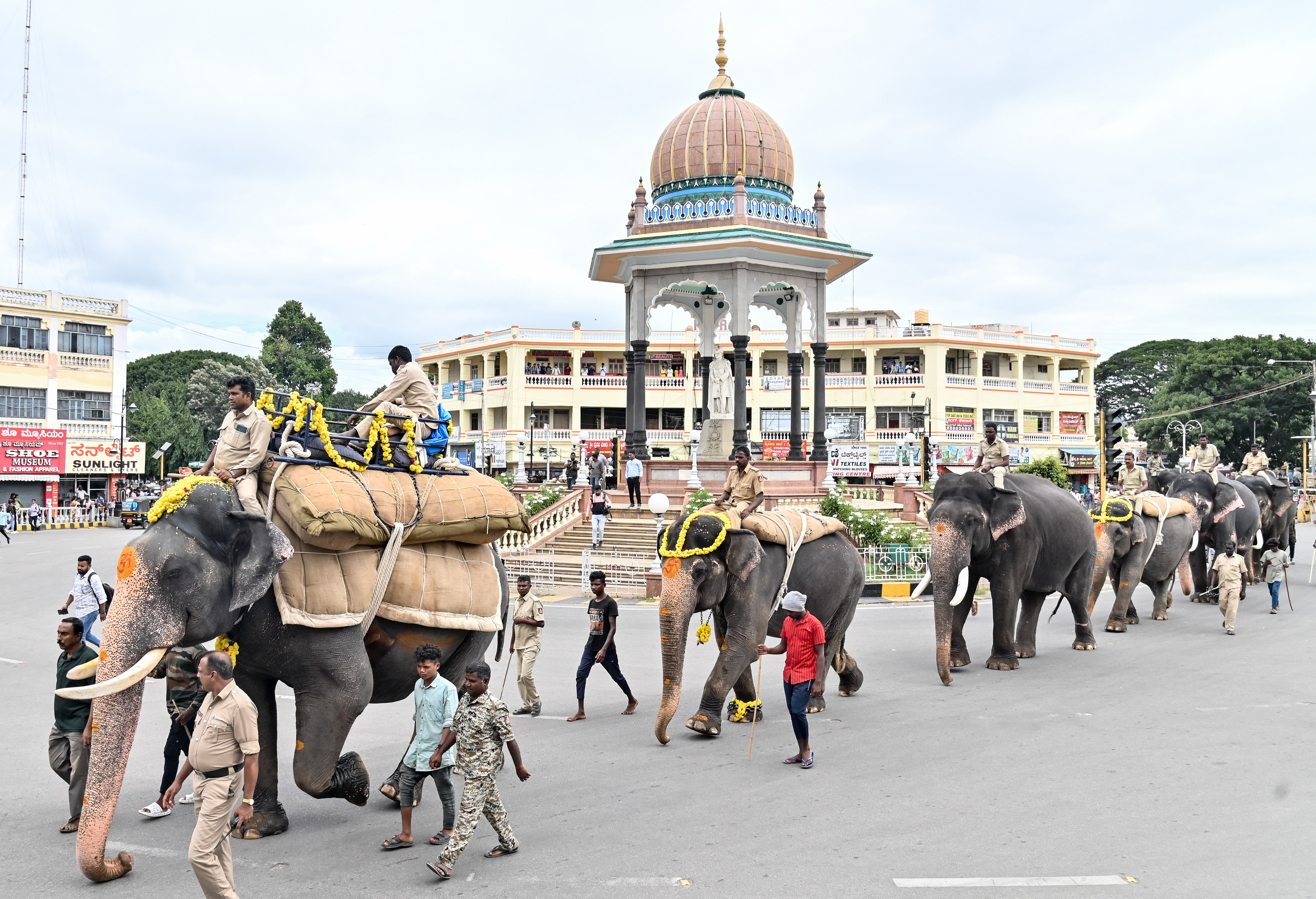 ನಾಡಹಬ್ಬ ಮೈಸೂರು ದಸರಾ ಮಹೋತ್ಸವದ ಅಂಗವಾಗಿ ಶುಕ್ರವಾರ ‘ಅಭಿಮನ್ಯು’ ಆನೆಗೆ 600 ಕೆ.ಜಿ. ತೂಕದ ಮರಳು ಮೂಟೆ ಹೊರಿಸಿ ಅರಮನೆ ಆವರಣದಿಂದ ಬನ್ನಿಮಂಟಪದವರೆಗೆ ಸಾಗುವ ತಾಲೀಮನ್ನು ಶುಕ್ರವಾರ ನಡೆಸಲಾಯಿತು –ಪ್ರಜಾವಾಣಿ ಚಿತ್ರ/ಅನೂಪ್ ರಾಘ.ಟಿ.