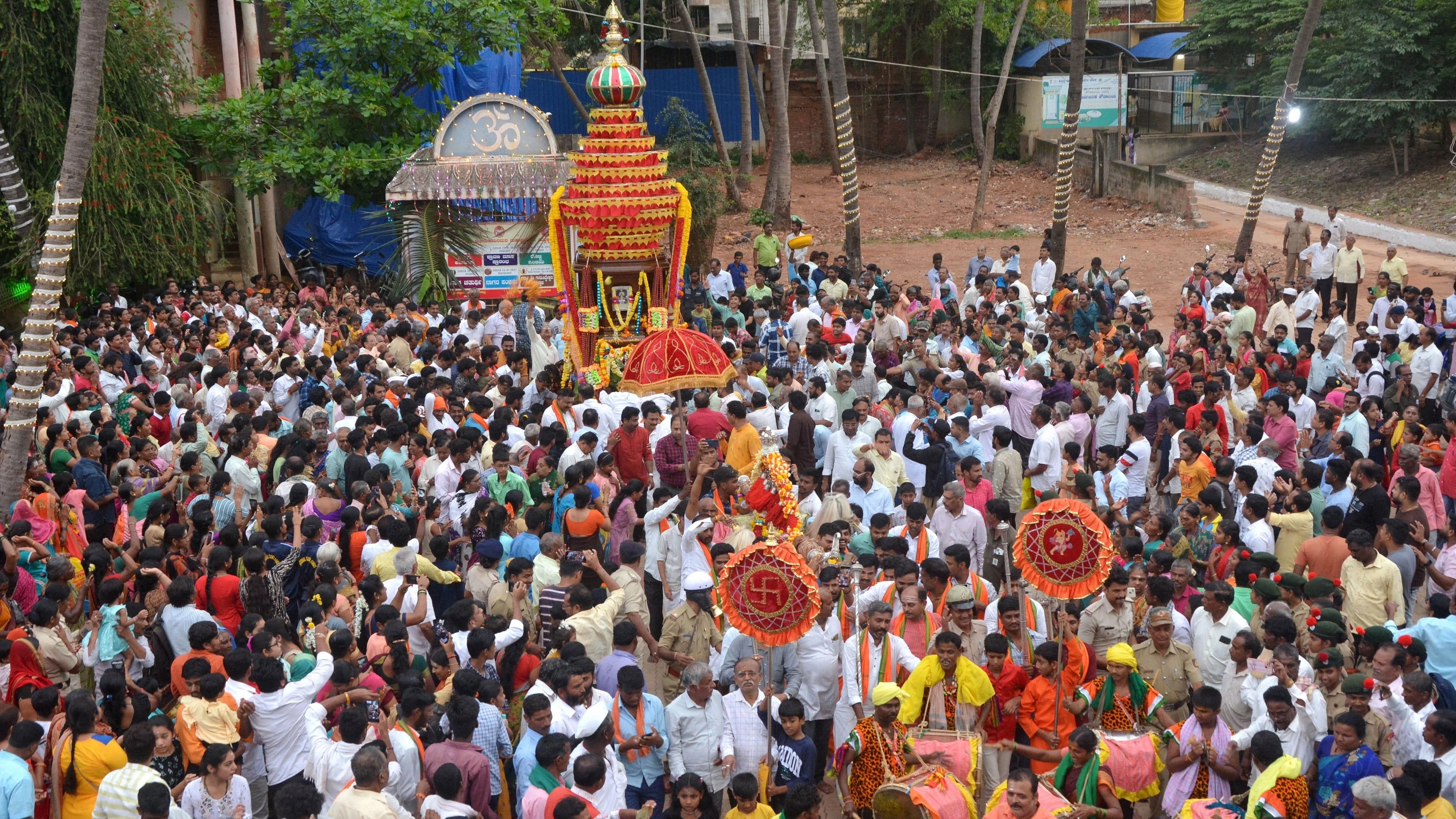 ಹುಬ್ಬಳ್ಳಿಯ ಮೂರುಸಾವಿರ ಮಠದ ಆವರಣದಲ್ಲಿ ಗುರುಸಿದ್ಧೇಶ್ವರರ ಮಹಾರಥೋತ್ಸವ ವಿಜೃಂಭಣೆಯಿಂದ ಜರುಗಿತು
– ಪ್ರಜಾವಾಣಿ ಚಿತ್ರ/ ಗುರು ಹಬೀಬ
