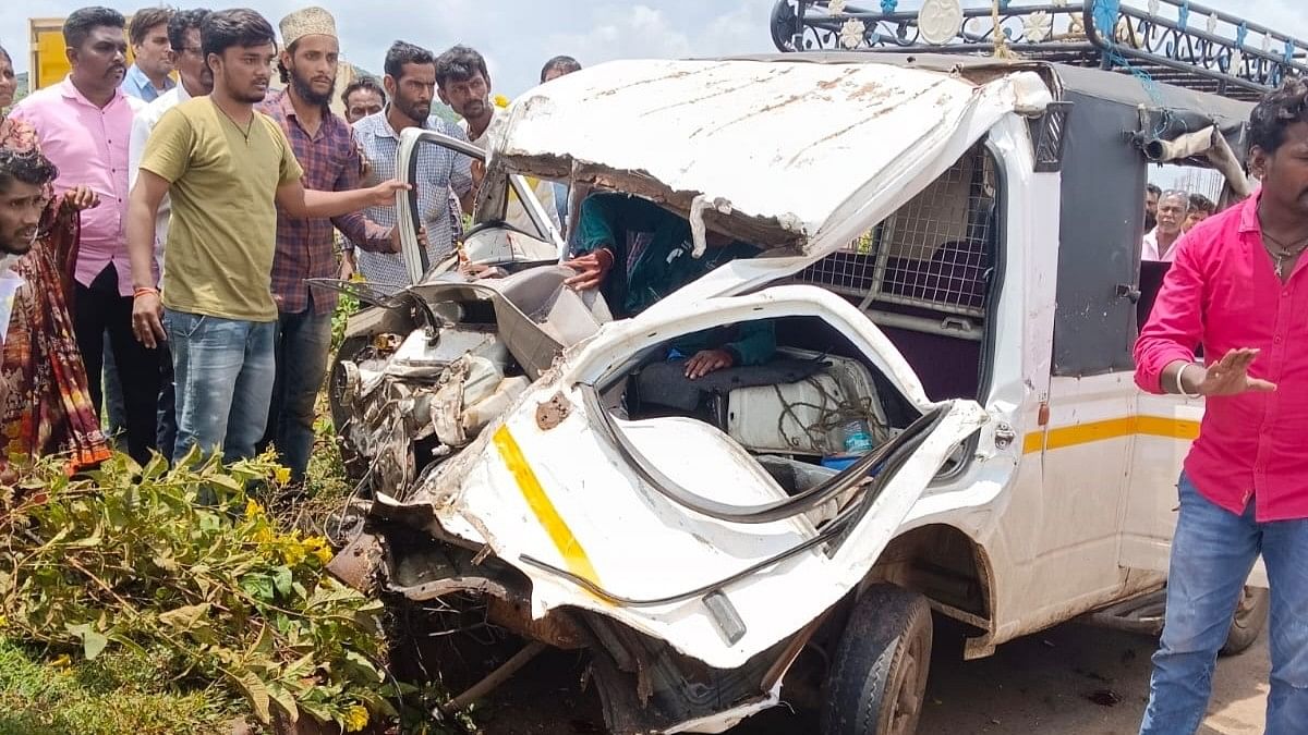 ಮುನಿರಾಬಾದ್ ಸಮೀಪ ಬೇವಿನಹಳ್ಳಿ ಕ್ರಾಸ್ ಬಳಿ ಬುಧವಾರ ಅಪಘಾತಕ್ಕೆ ಈಡಾದ ಟಾಟಾ ಏಸ್ ಲಘು ವಾಹನ