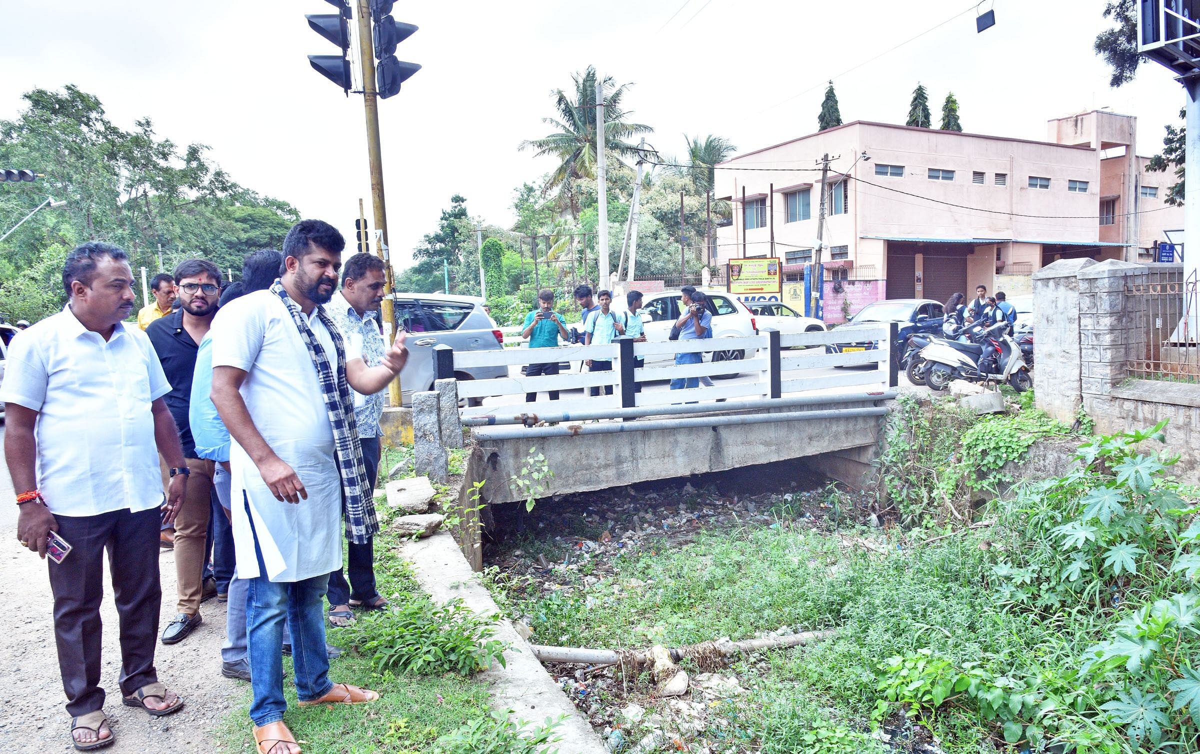 ಮೈಸೂರು–ನಂಜನಗೂಡು ಹೆದ್ದಾರಿ ವಿಸ್ತರಣೆ ಕಾಮಗಾರಿ ಹಿನ್ನೆಲೆಯಲ್ಲಿ ಸಂಸದ ಪ್ರತಾಪ ಸಿಂಹ ಜೆಎಸ್ಎಸ್‌ ಕಾಲೇಜು ಬಳಿ ಶನಿವಾರ ಸ್ಥಳ ಪರಿಶೀಲನೆ ನಡೆಸಿದರು