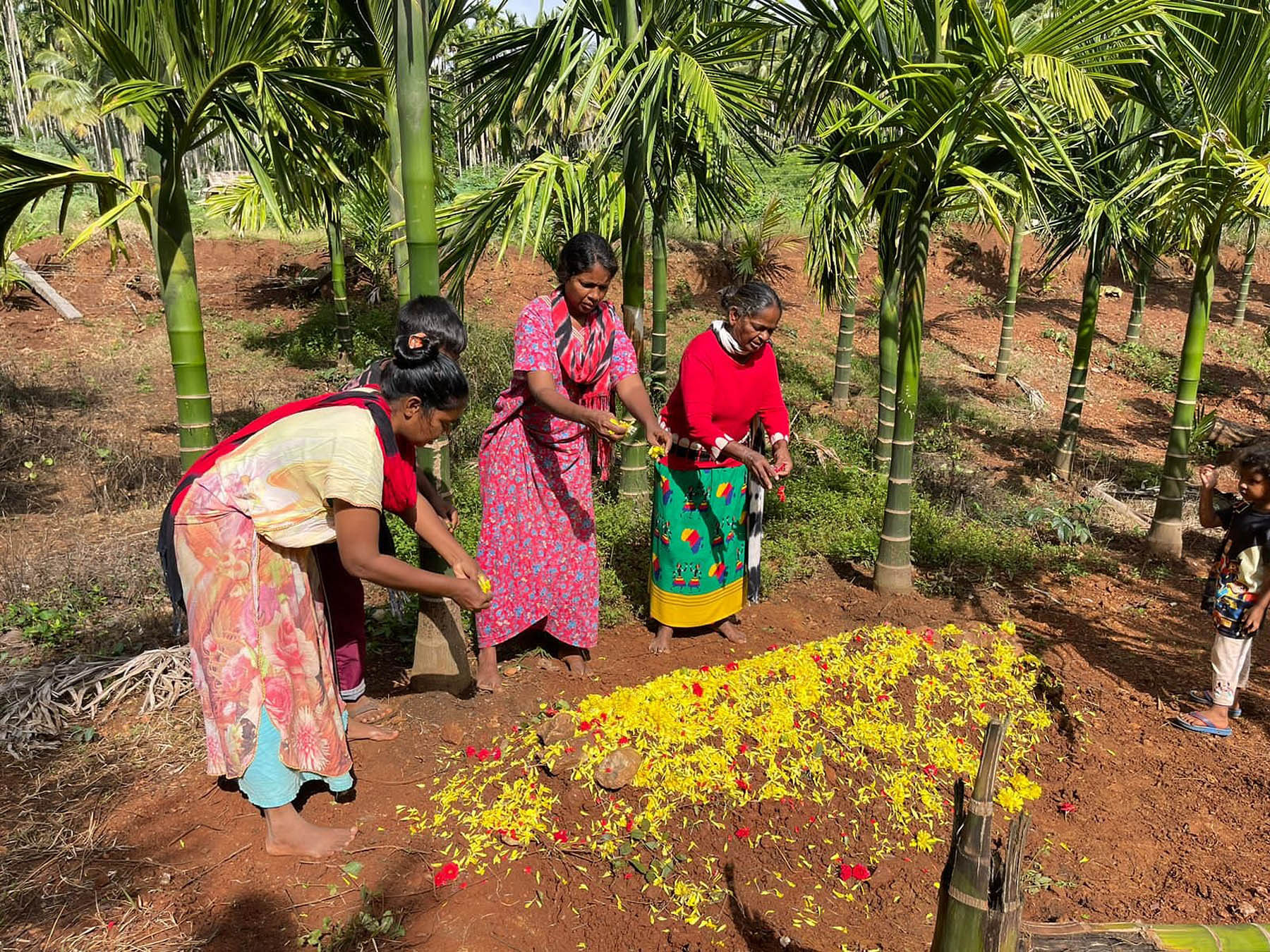 ಚನ್ನಗಿರಿ ತಾಲ್ಲೂಕು ಗೋಪನಾಳ್ ಗ್ರಾಮದ ಹಕ್ಕಿಪಿಕ್ಕಿ ಸಮುದಾಯವರು ಸಮಾಧಿಯನ್ನು ಹೂವುಗಳಿಂದ ಅಲಂಕರಿಸಿ ಭಕ್ತಿ, ಭಾವದಿಂದ ಪೂಜೆ ಸಲ್ಲಿಸಿದರು 