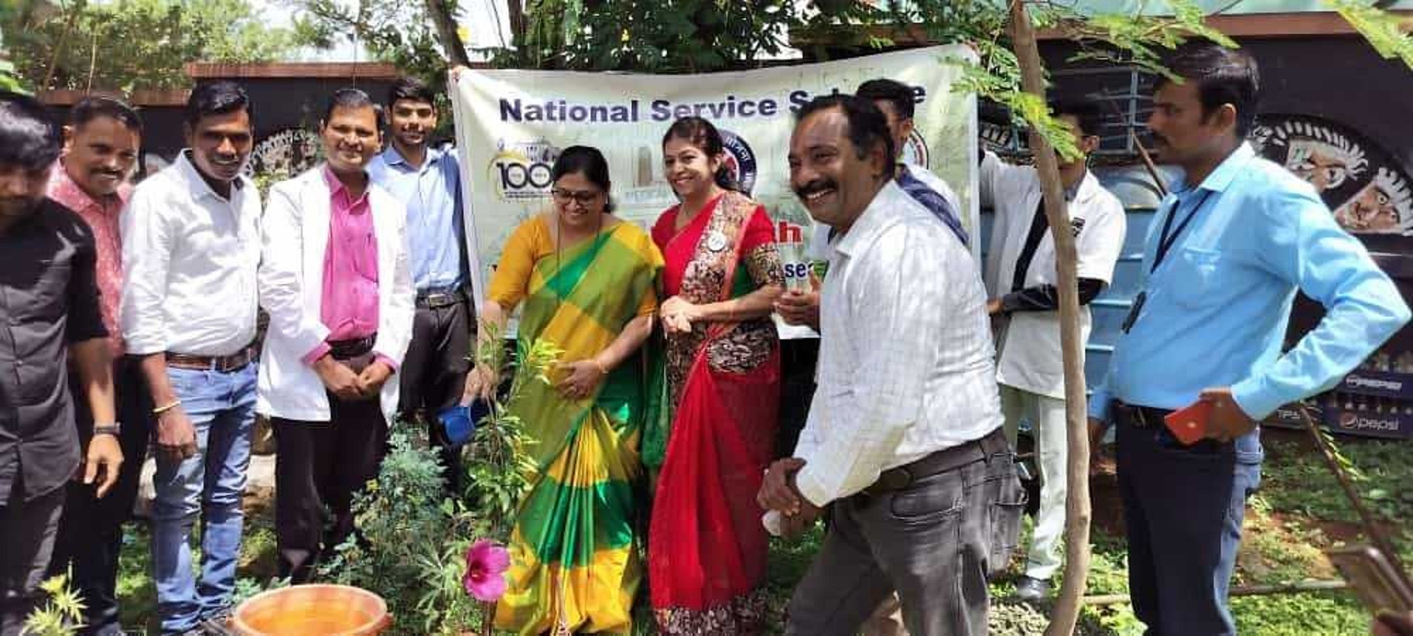 ಮೈಸೂರಿನ ವೈದ್ಯಕೀಯ ಕಾಲೇಜು ಮತ್ತು ಸಂಶೋಧನಾ ಸಂಸ್ಥೆಯ ಶತಮಾನೋತ್ಸವ ಆಚರಣೆಯ ಅಂಗವಾಗಿ ಈಚೆಗೆ ಒಡನಾಡಿ ಸಂಸ್ಥೆಯಲ್ಲಿ ಹಮ್ಮಿಕೊಂಡಿದ್ದ ವೈದ್ಯಕೀಯ ತಪಾಸಣಾ ಶಿಬಿರವನ್ನು ವೈದ್ಯಕೀಯ ಕಾಲೇಜಿನ ನಿರ್ದೇಶಕರಾದ ದಾಕ್ಷಾಯಿಣಿ ಉದ್ಘಾಟಿಸಿದರು