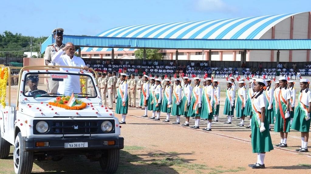 ರಾಯಚೂರಿನ ಮಹಾತ್ಮ ಗಾಂಧಿ ಕ್ರೀಡಾಂಗಣದಲ್ಲಿ ಆಯೋಜಿಸಿದ್ದ ಕಲ್ಯಾಣ ಕರ್ನಾಟಕ ಉತ್ಸವ ಆಚರಣೆ ಸಮಾರಂಭದಲ್ಲಿ ಜಿಲ್ಲಾ ಉಸ್ತುವಾರಿ ಸಚಿವ ಡಾ.ಶರಣಪ್ರಕಾಶ ಪಾಟೀಲ ಪರೇಡ್‌ ವೀಕ್ಷಣೆ ಮಾಡಿದರು