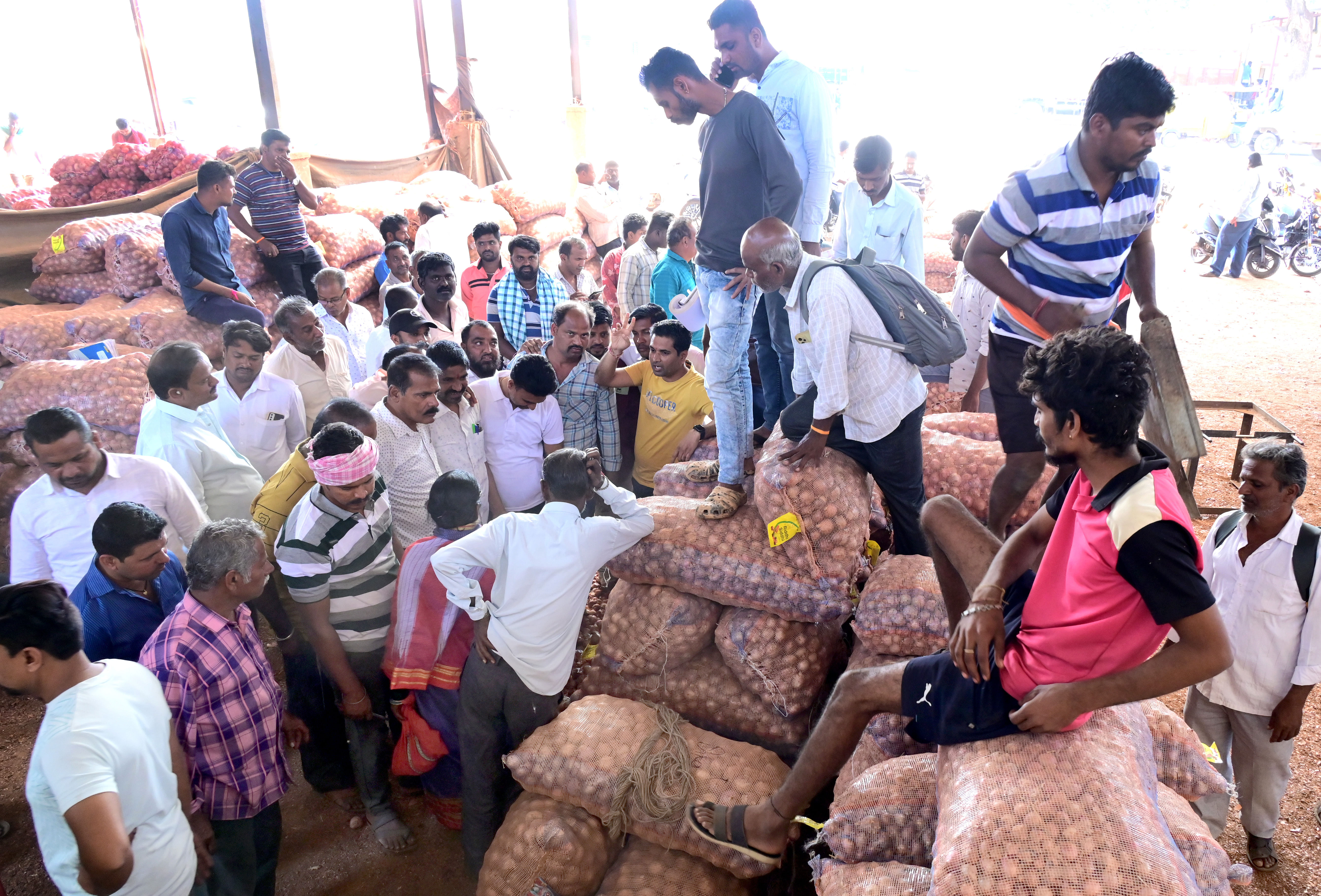 ಹುಬ್ಬಳ್ಳಿ ಎಪಿಎಂಸಿಯ ಮಾರುಕಟ್ಟೆಯಲ್ಲಿ ಶುಕ್ರವಾರ ಉಳ್ಳಾಗಡ್ಡಿಯನ್ನು ಹರಾಜು ಹಾಕುವಾಗ ಪಾಲ್ಗೊಂಡಿದ್ದ ಚಿಲ್ಲರೆ ವ್ಯಾಪಾರಸ್ಥರು  – ಪ್ರಜಾವಾಣಿ ಚಿತ್ರ