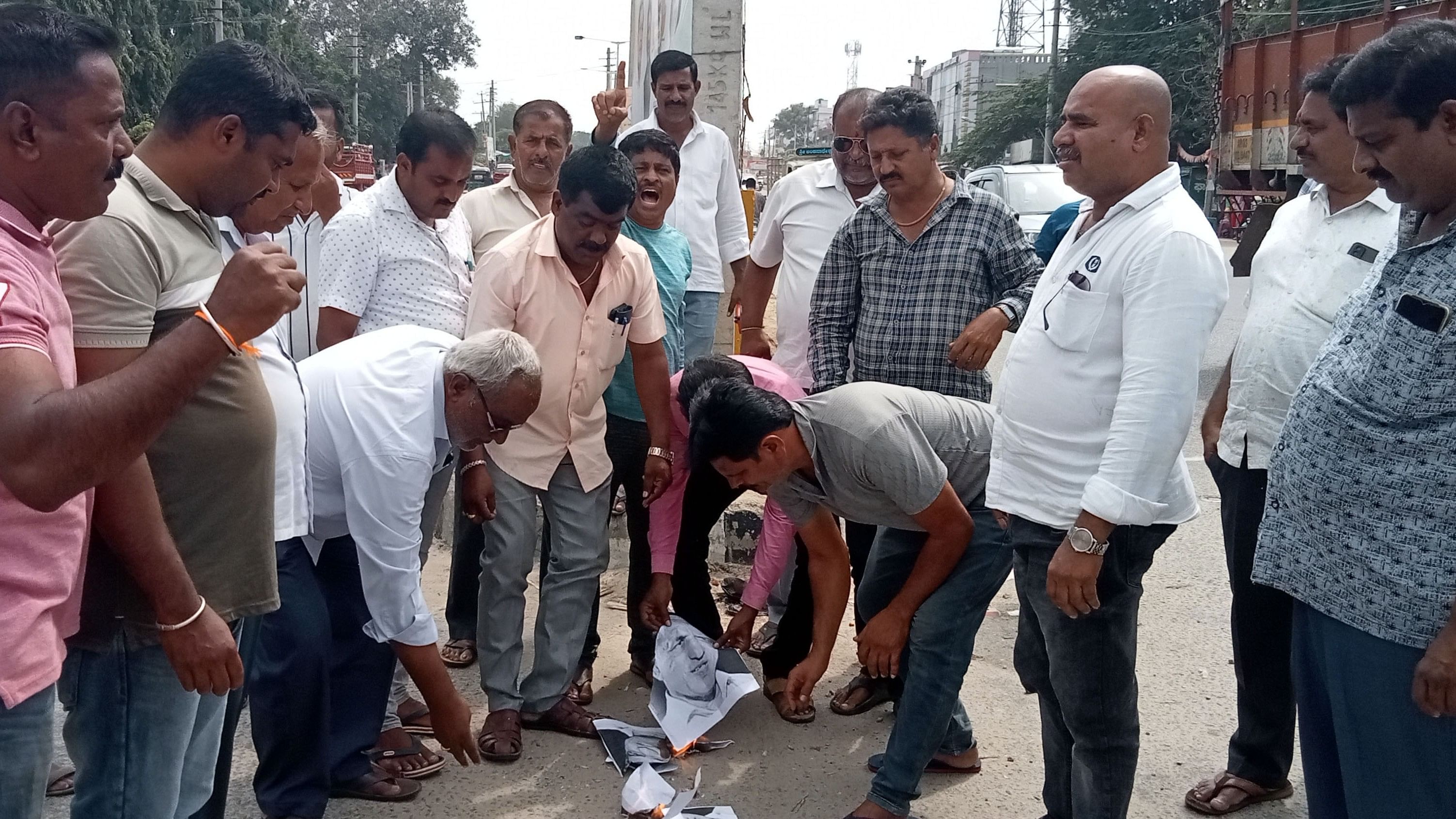 ಶ್ರೀರಂಗಪಟ್ಟಣದಲ್ಲಿ ಒಕ್ಕಲಿಗರ ಸಂಘದ ಪದಾಧಿಕಾರಿಗಳು ಭಾನುವಾರ ಪ್ರೊ.ಕೆ.ಎಸ್‌. ಭಗವಾನ್‌ ಅವರ ಭಾವಚಿತ್ರವನ್ನು ಸುಟ್ಟು ಪ್ರತಿಭಟನೆ ನಡೆಸಿದರು