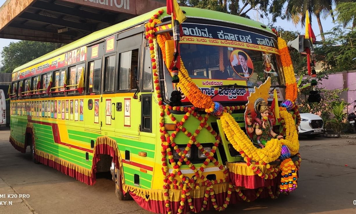 ಹಿರೇಕೆರೂರು ತಾಲ್ಲೂಕು ಸಾರಿಗೆ ವಿಭಾಗದ ನಿರ್ವಾಹಕ ಶಶಿಧರ್ ಭೋಸ್ಲೆ ಅವರು ಸರ್ಕಾರಿ ಬಸ್‌ ಅನ್ನು ಕನ್ನಡ ತೇರನ್ನಾಗಿ ಪರಿವರ್ತಿಸಿರುವುದು (ಸಂಗ್ರಹ ಚಿತ್ರ)