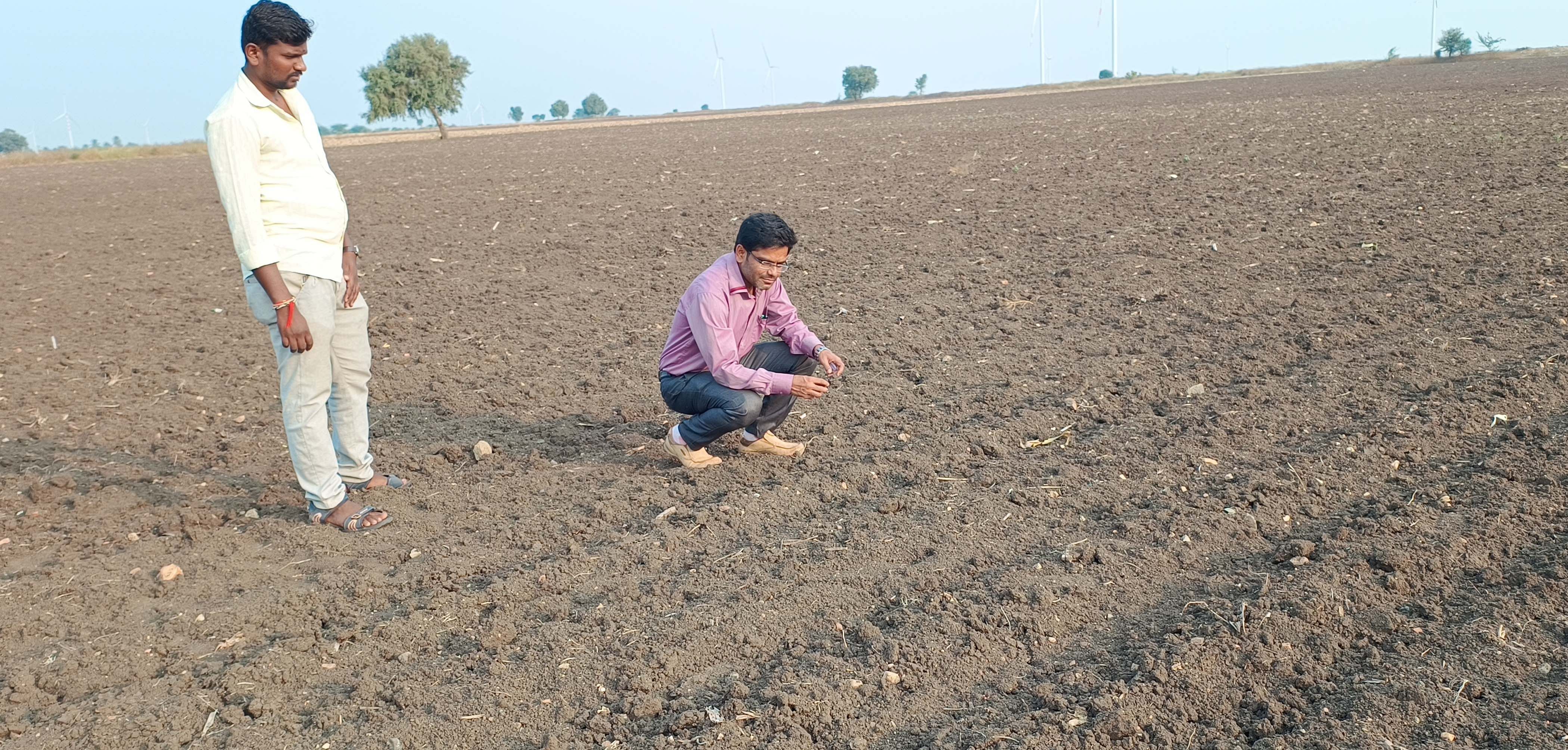 ಜಗಳೂರು ತಾಲ್ಲೂಕಿನ ಉದ್ದಗಟ್ಟ ಸಮೀಪ ಹಿಂಗಾರು ಹಂಗಾಮಿನ ಕಡಲೆ ಬೆಳೆಗೆ ಮೀಸಲಿಟ್ಟಿದ್ದ ಫಲವತ್ತಾದ ಎರೆಭೂಮಿಯಲ್ಲಿ ತೇವಾಂಶವನ್ನು ಪರೀಕ್ಷಿಸುತ್ತಿರುವ ಕೃಷಿ ಅಧಿಕಾರಿ ಮಿಥುನ್ ಕಿಮಾವತ್