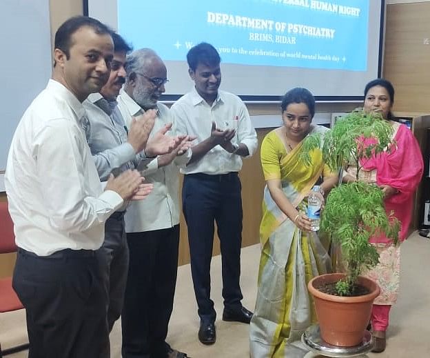 ಬೀದರ್‌ನಲ್ಲಿ ಶನಿವಾರ ಏರ್ಪಡಿಸಿದ್ದ ಕಾರ್ಯಕ್ರಮವನ್ನು  ಬ್ರಿಮ್ಸ್  ಮನೋರೋಗ ವಿಭಾಗದ ಮುಖ್ಯಸ್ಥೆ ಡಾ. ಶ್ವೇತಾ ಕುಣಕೇರಿ ಸಸಿಗೆ ನೀರೆರೆದು ಉದ್ಘಾಟಿಸಿದರು