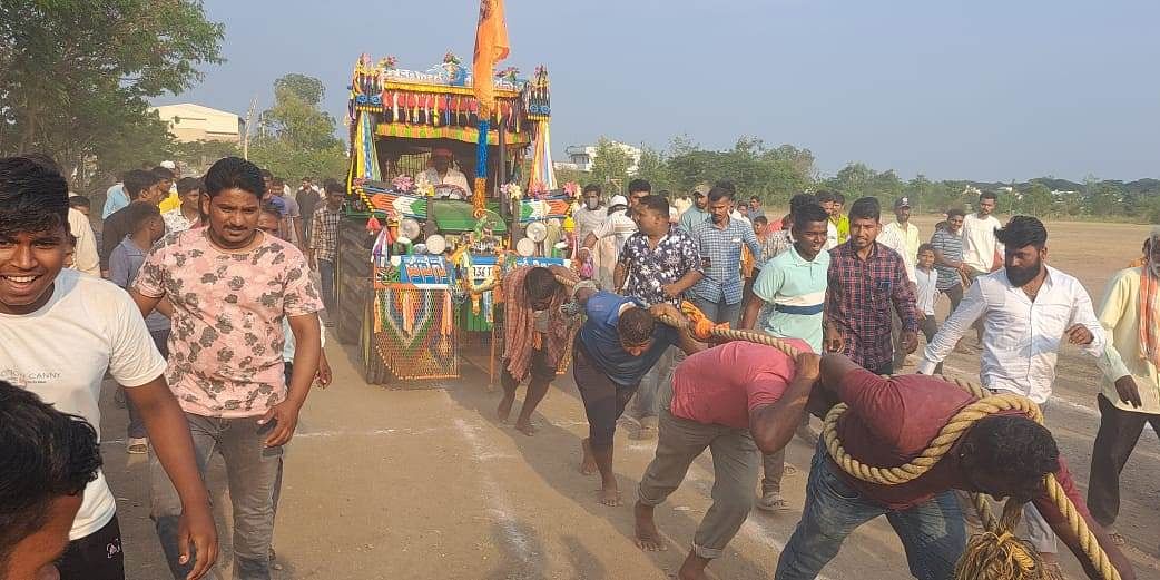 ಮೂಡಲಗಿ ನವರಾತ್ರಿ ಉತ್ಸವ ಸಮಿತಿಯವರು ಕೃಷಿ ಮೇಳದಲ್ಲಿ ರೈತರಿಗಾಗಿ ಏರ್ಪಡಿಸಿದ್ದ ಟ್ರ್ಯಾಕ್ಟರ್‌ ಎಳೆಯುವ ಸ್ಪರ್ಧೆಯ ರೋಮಾಂಚಕವಾದ ದೃಶ್ಯ 