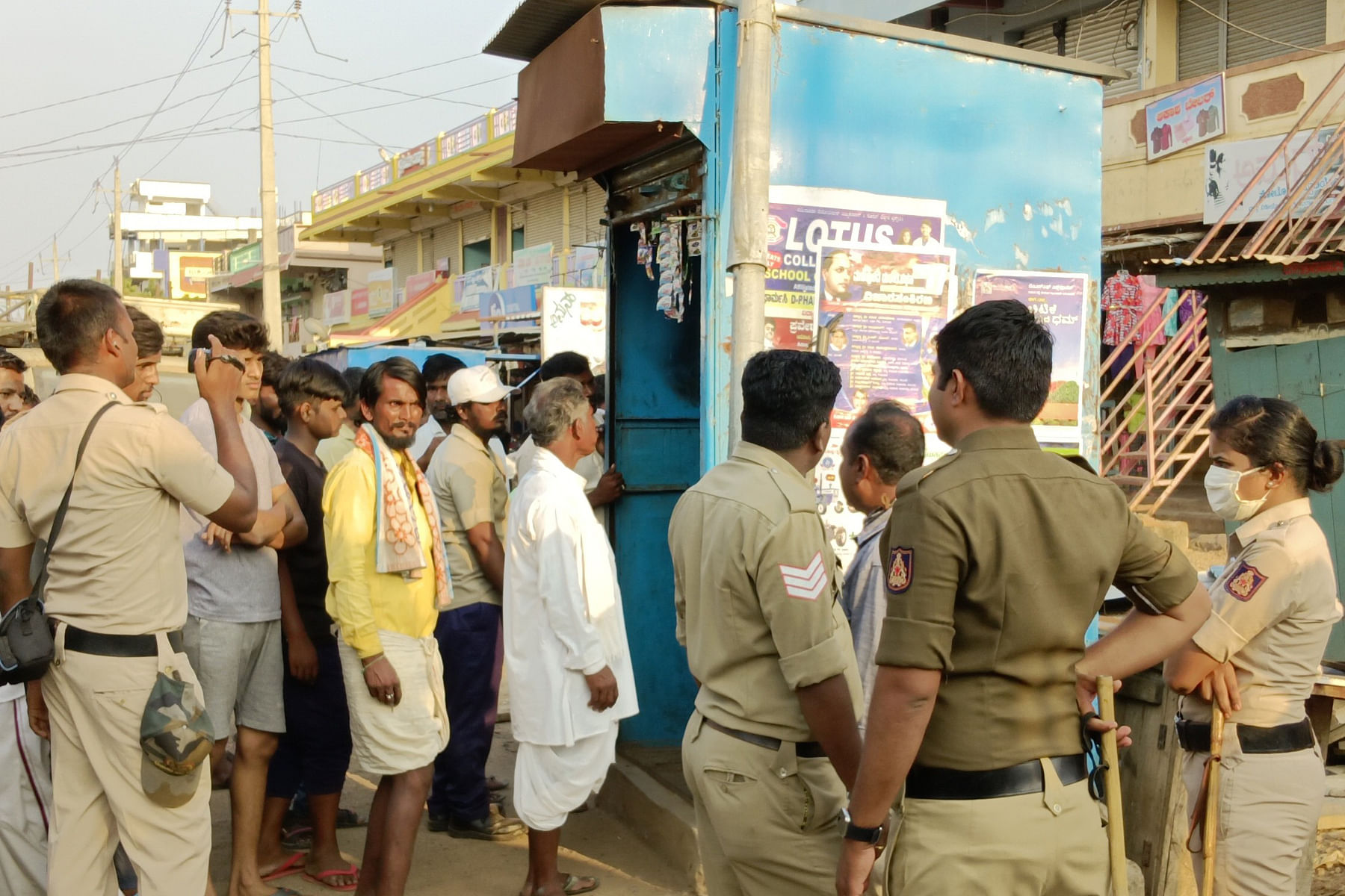 ಕಕ್ಕೇರಾದಲ್ಲಿ ಶುಕ್ರವಾರ ಪೊಲೀಸರ ಭದ್ರತೆಯಲ್ಲಿ ಪುರಸಭೆ ಸಿಬ್ಬಂದಿ ಬೀದಿ ಬದಿ ಅಂಗಡಿಗಳನ್ನು ತೆರವುಗೊಳಿಸಿದರು