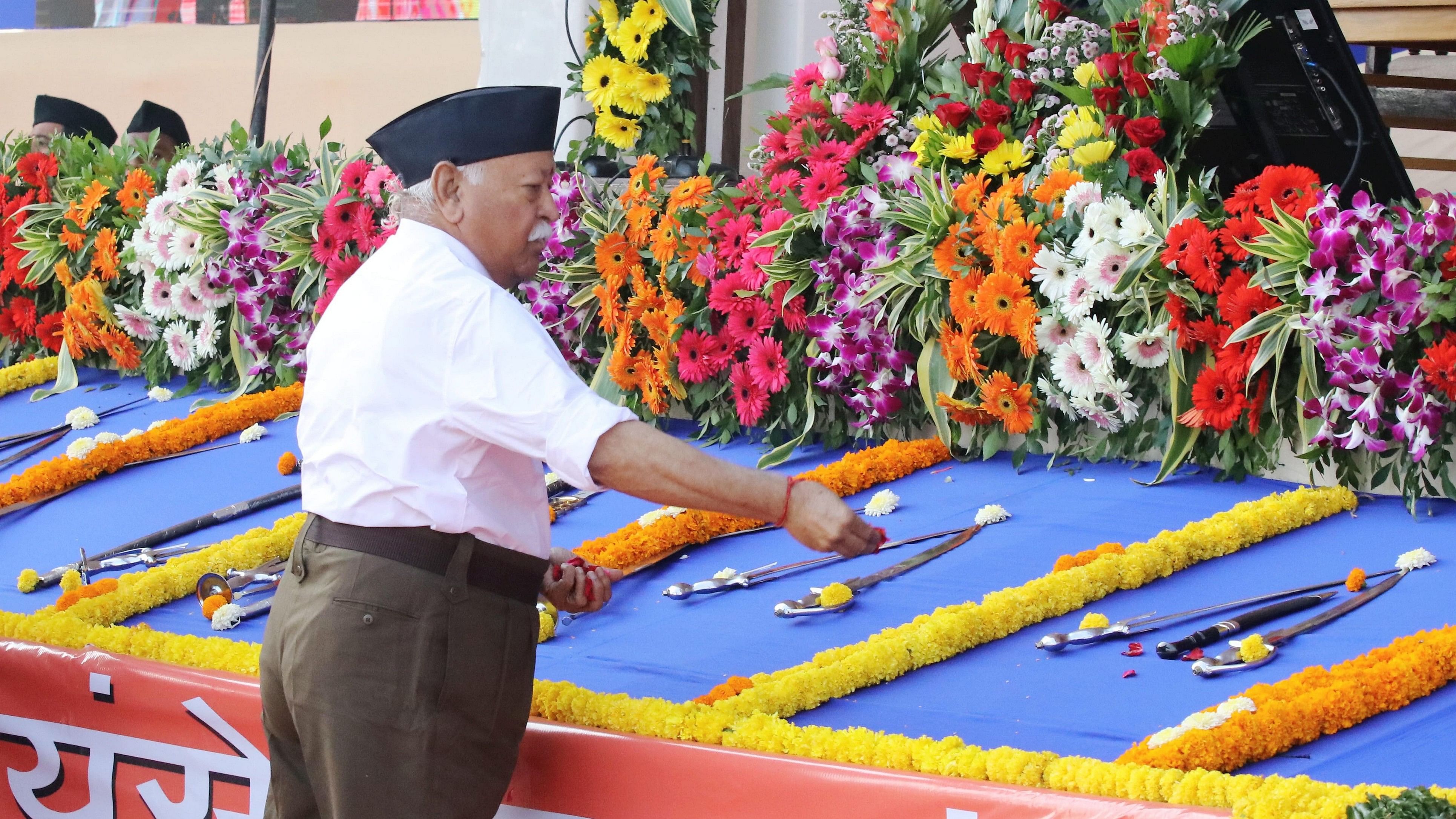 ರಾಷ್ಟ್ರೀಯ ಸ್ವಯಂಸೇವಕ ಸಂಘದ (ಆರ್‌ಎಸ್‌ಎಸ್‌) ಮುಖ್ಯಸ್ಥ ಮೋಹನ್ ಭಾಗವತ್ ಅವರು ಸಂಘಟನೆಯು ಮಂಗಳವಾರ ನಾಗಪುರದಲ್ಲಿ ಆಯೋಜಿಸಿದ್ದ ವಿಜಯದಶಮಿ ಉತ್ಸವ ಕಾರ್ಯಕ್ರಮದಲ್ಲಿ ಶಾಸ್ತ್ರಪೂಜೆ ನೆರವೇರಿಸಿದರು –ಪಿಟಿಐ ಚಿತ್ರ