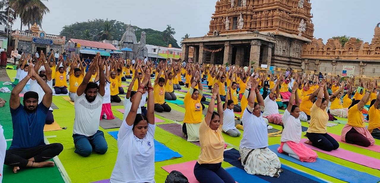 ನಂಜನಗೂಡಿನ ಶ್ರೀಕಂಠೇಶ್ವರಸ್ವಾಮಿ ದೇವಾಲಯದ ಮುಂಭಾಗ ಸೋಮವಾರ ನಡೆದ ಸಾಮೂಹಿಕ ಯೋಗಾಭ್ಯಾಸ ಹಾಗೂ ಶಿವ ನಮಸ್ಕಾರದಲ್ಲಿ ಭಾಗವಹಿಸಿದ್ದವರು 