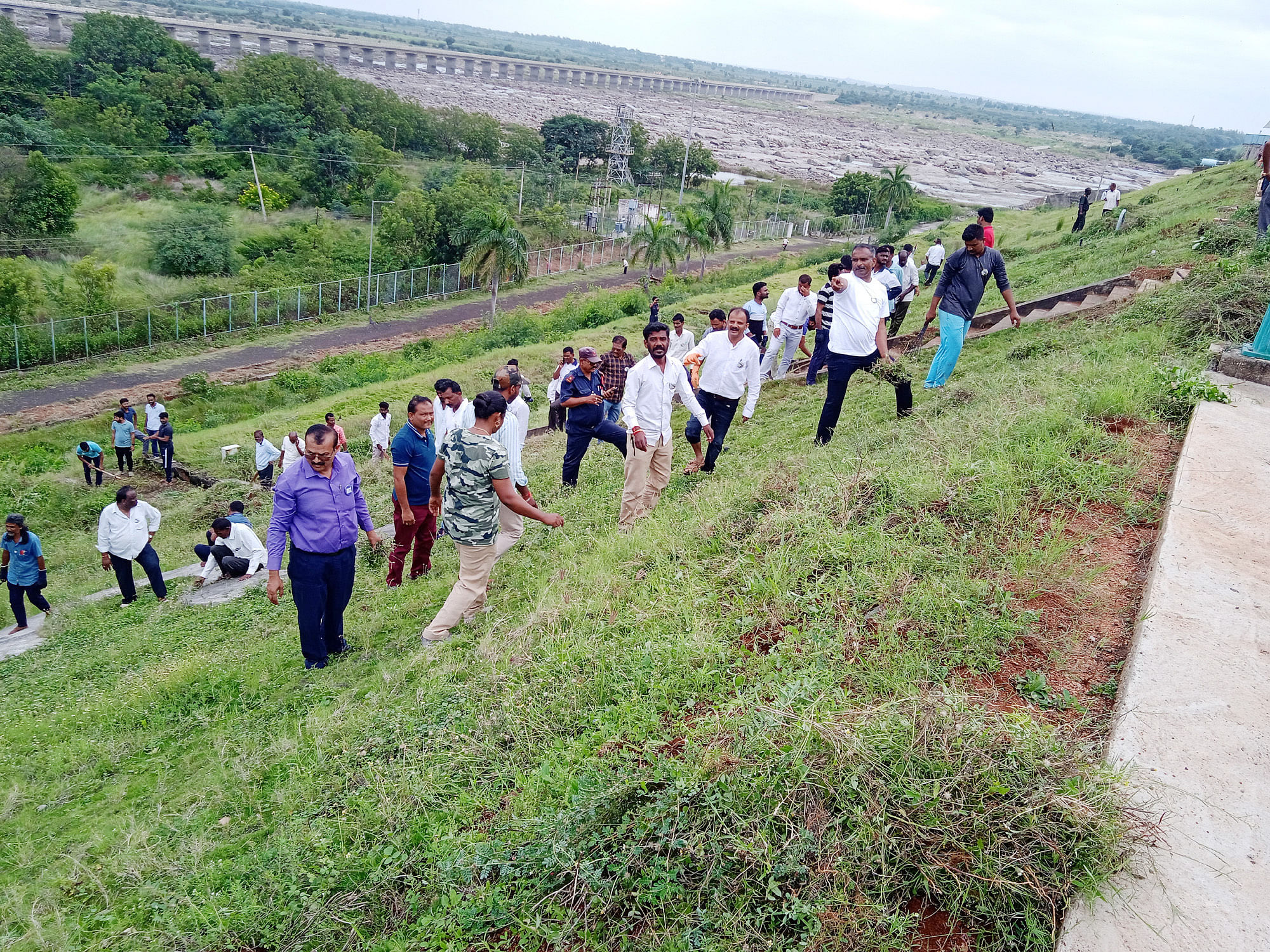 ನಾರಾಯಣಪುರ ಭಾನುವಾರ ಬಸವ ಸಾಗರ ಜಲಾಶಯದಲ್ಲಿ ಮುಖ್ಯ ಎಂಜಿನೀಯರ ನೇತೃತ್ವದಲ್ಲಿ ಹುಣಸಗಿ,ರೋಡಲಬಂಡಾ ಮತ್ತು ನಾರಾಯಣಪುರ ಅಧಿಕಾರಿ ವರ್ಗದವರು ಸ್ವಚ್ಛತಾ ಕಾರ್ಯ ನಡೆಸಿದರು 