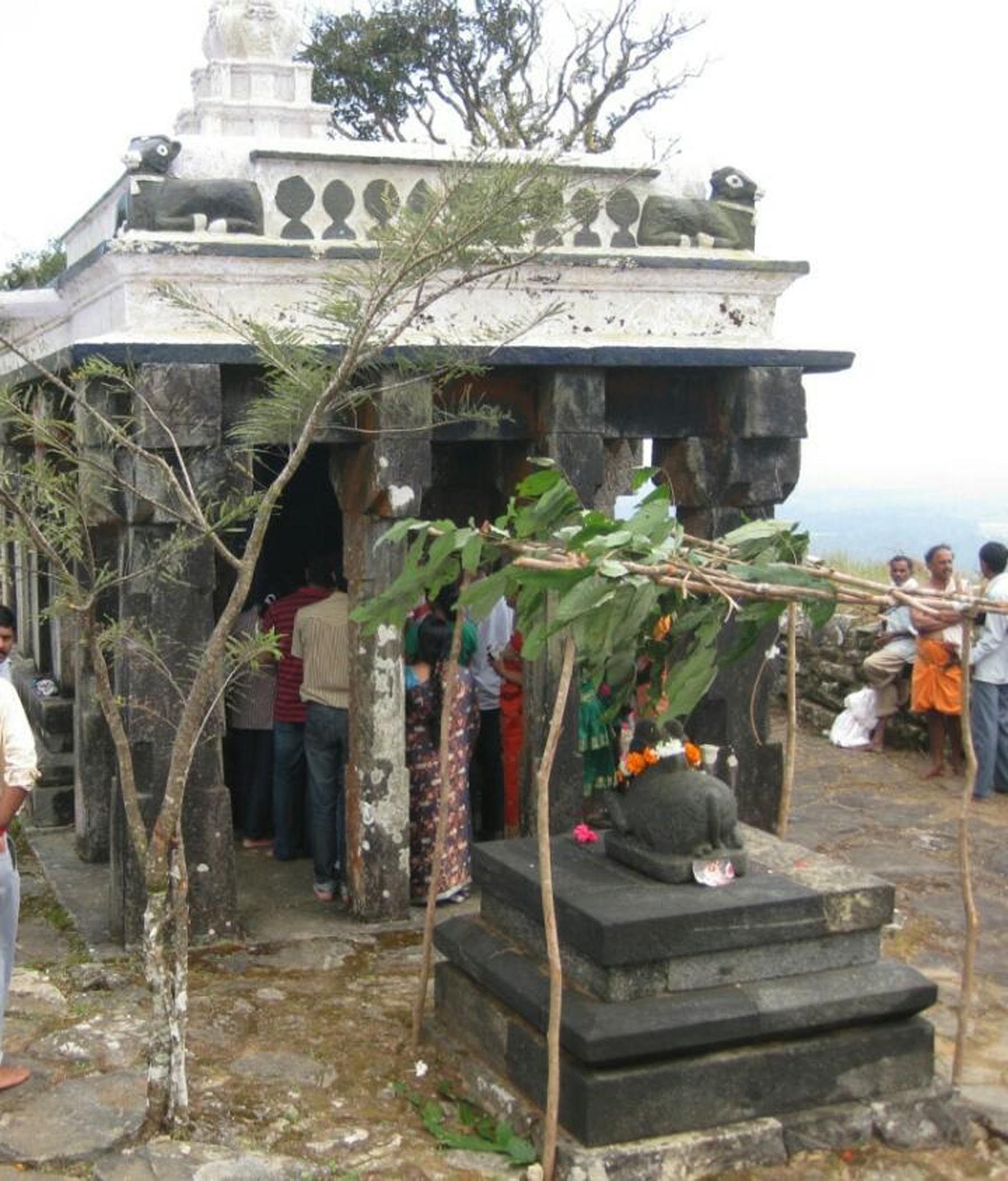 ಗೋಣಿಕೊಪ್ಪಲು ಬಳಿಯ ಕುಂದ ಬೆಟ್ಟದ ಮೇಲಿನ ದೇವಸ್ಥಾನ