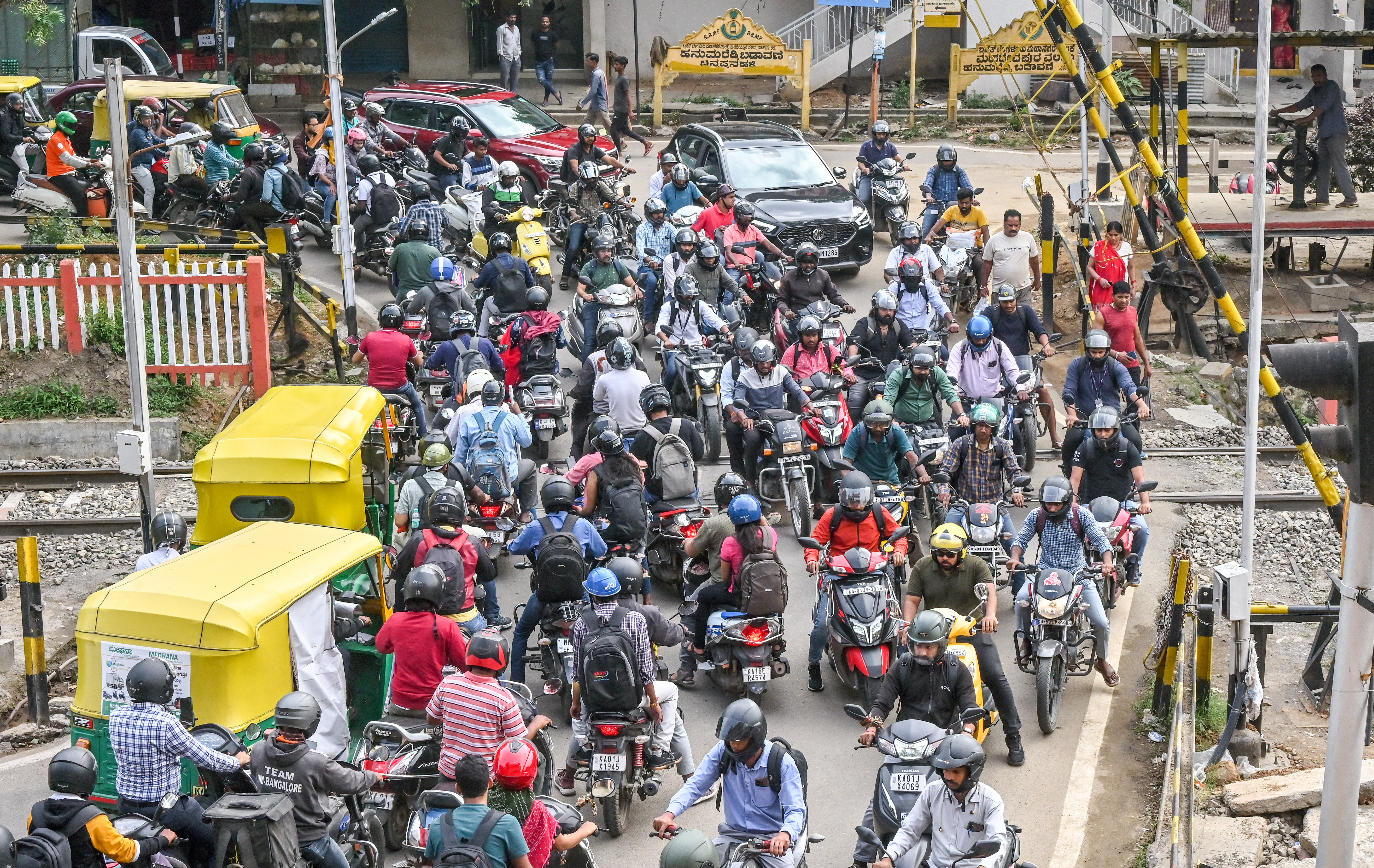 ಬೆಂಗಳೂರಿನ ಚಿನ್ನಪ್ಪನಹಳ್ಳಿ ರೈಲ್ವೆ ಕ್ರಾಸಿಂಗ್ ಬಳಿ ವಾಹನಗಳ ದಟ್ಟಣೆ . ಪ್ರಜಾವಾಣಿ ಚಿತ್ರ/ ಪ್ರಶಾಂತ್‌ ಎಚ್.ಜಿ