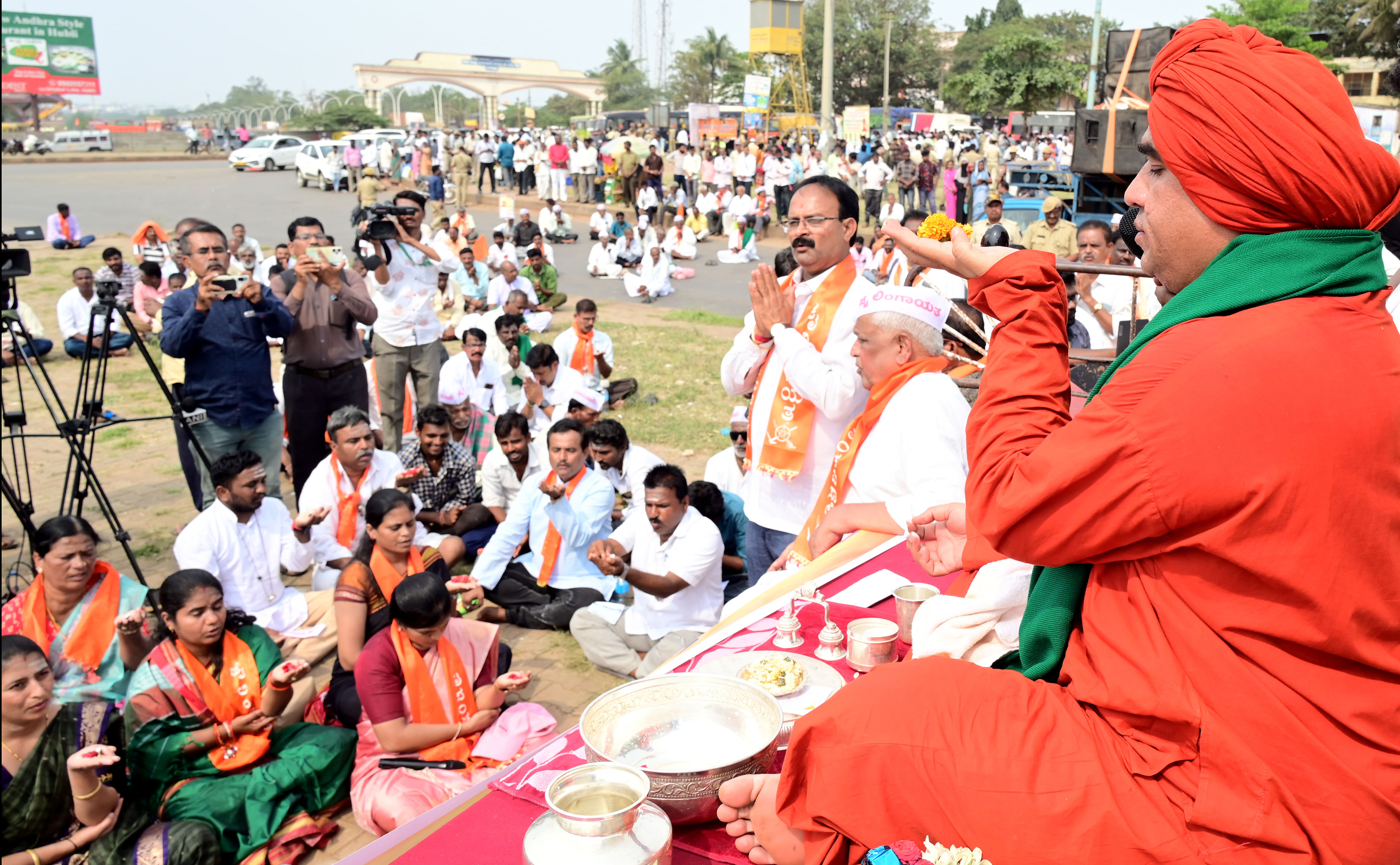 ಹುಬ್ಬಳ್ಳಿಯ ಗಬ್ಬೂರು ಕ್ರಾಸ್‌ ಬಳಿ ‍ಪುಣೆ– ಬೆಂಗಳೂರು ಹೆದ್ದಾರಿ ತಡೆದು, ಇಷ್ಟಲಿಂಗ ಪೂಜೆ ಮಾಡುವ ಮೂಲಕ ಬಸವಜಯ ಮೃತ್ಯುಂಜಯ ಸ್ವಾಮೀಜಿ ಪ್ರತಿಭಟನೆ ನಡೆಸಿದರು.