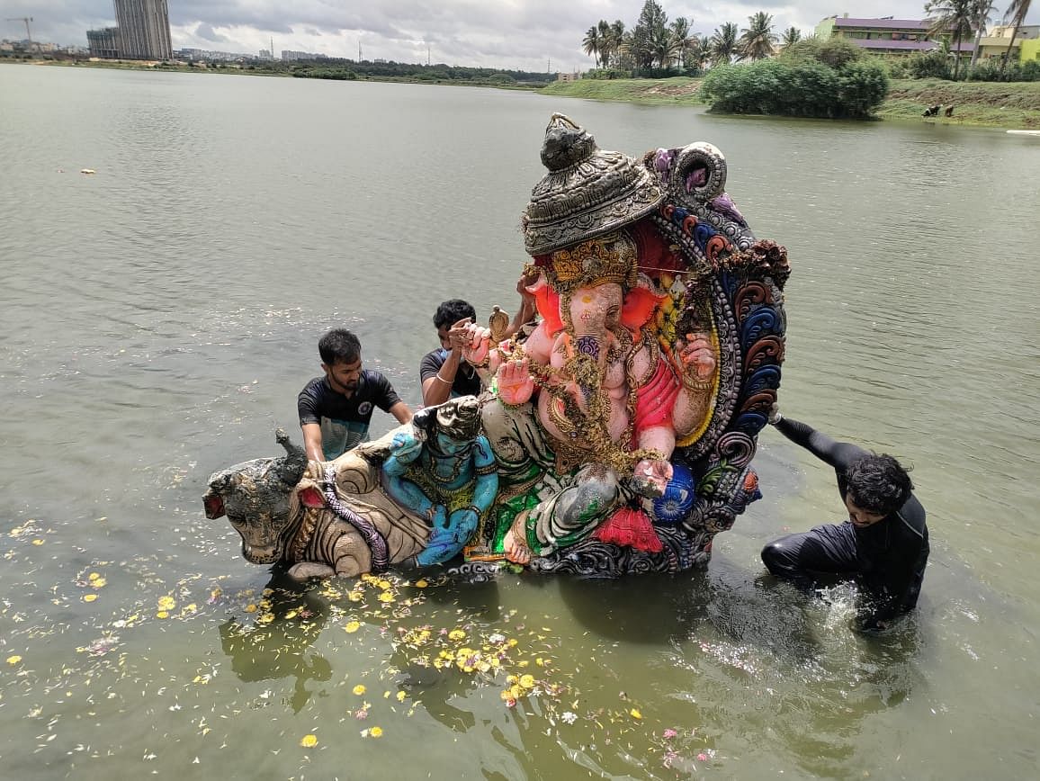 ಕೋರಮಂಗಲದ ಸೇಂಟ್ ಫ್ರಾನ್ಸಿಸ್ ಕಾಲೇಜಿನ ಎನ್ಎಸ್ಎಸ್ ಘಟಕದ ವಿದ್ಯಾರ್ಥಿಗಳು ಕೆರೆಯಲ್ಲಿ ಭಾರಿ ಗಾತ್ರದ ಪಿಒಪಿ ಗಣೇಶ ಮೂರ್ತಿಗಳನ್ನು ಹೊರ ತೆಗೆದರು.