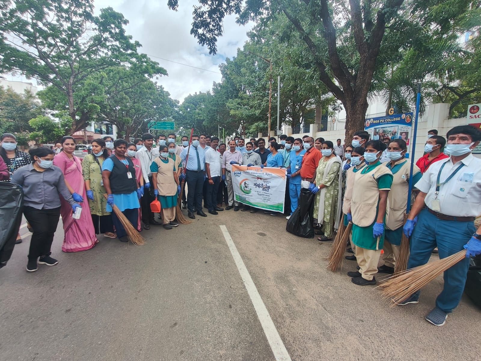 ಮೈಸೂರಿನ ಅಪೋಲೋ ಆಸ್ಪತ್ರೆಯಿಂದ ಭಾನುವಾರ ಹಮ್ಮಿಕೊಂಡಿದ್ದ ಸ್ವಚ್ಛತಾ ಕಾರ್ಯಕ್ಕೆ ಮೇಯರ್ ಶಿವಕುಮಾರ್ ಚಾಲನೆ ನೀಡಿದರು