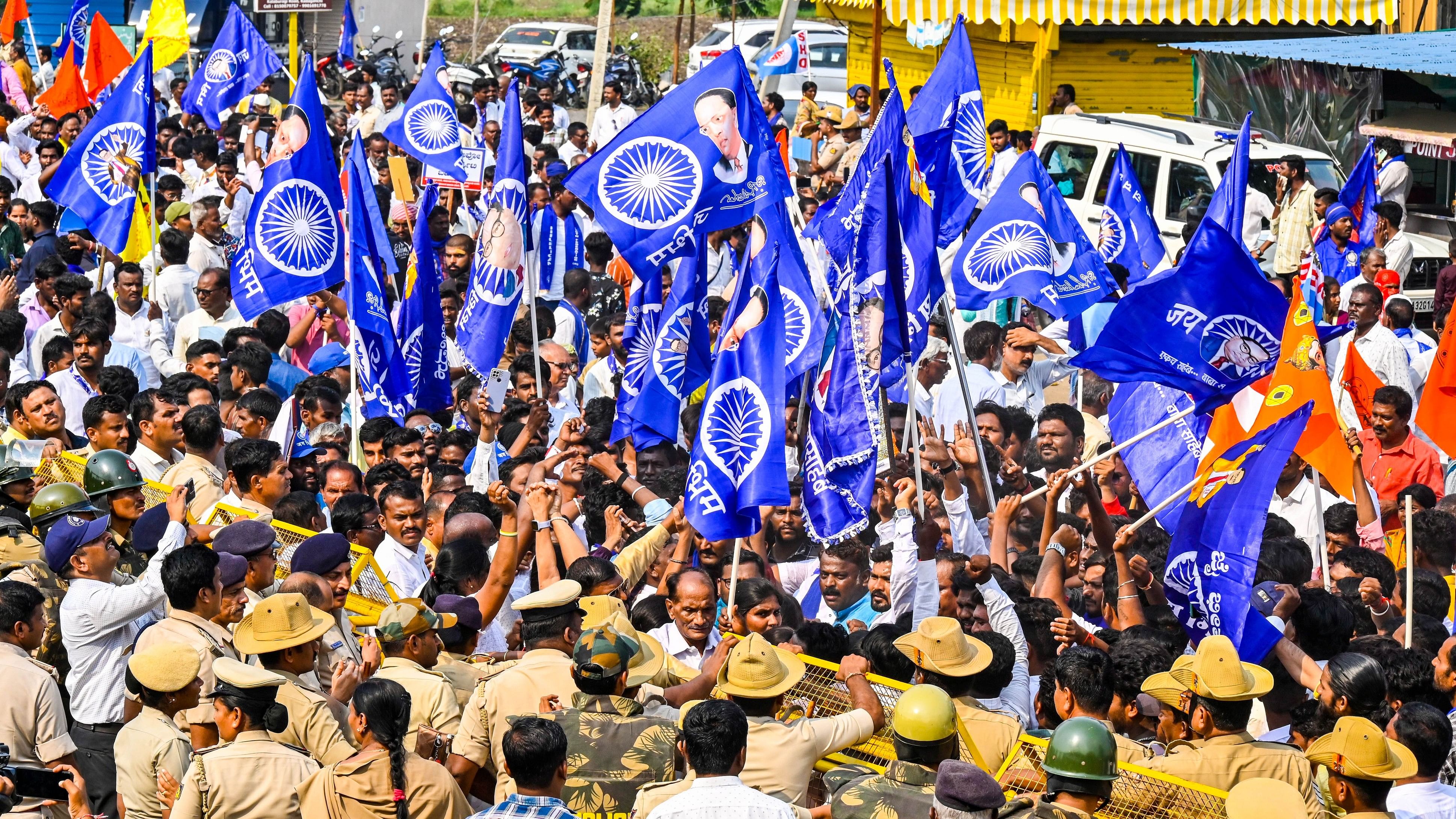 ಕಲಬುರಗಿಯಲ್ಲಿ ಬುಧವಾರ ಕೋಮುವಾದ ಅಳಿಸಿ ಕರ್ನಾಟಕ ಕೇಂದ್ರೀಯ ವಿಶ್ವವಿದ್ಯಾಲಯ ಉಳಿಸಿ ಆಂದೋಲನ ಚಾಲನಾ ಸಮಿತಿಯ ಹೋರಾಟಗಾರರು ಸಿಯುಕೆ ಪ್ರವೇಶ ದ್ವಾರದಲ್ಲಿ ಜಮಾಯಿಸಿದರು –ಪ್ರಜಾವಾಣಿ ಚಿತ್ರ/ತಾಜುದ್ದೀನ್‌ ಆಜಾದ್‌