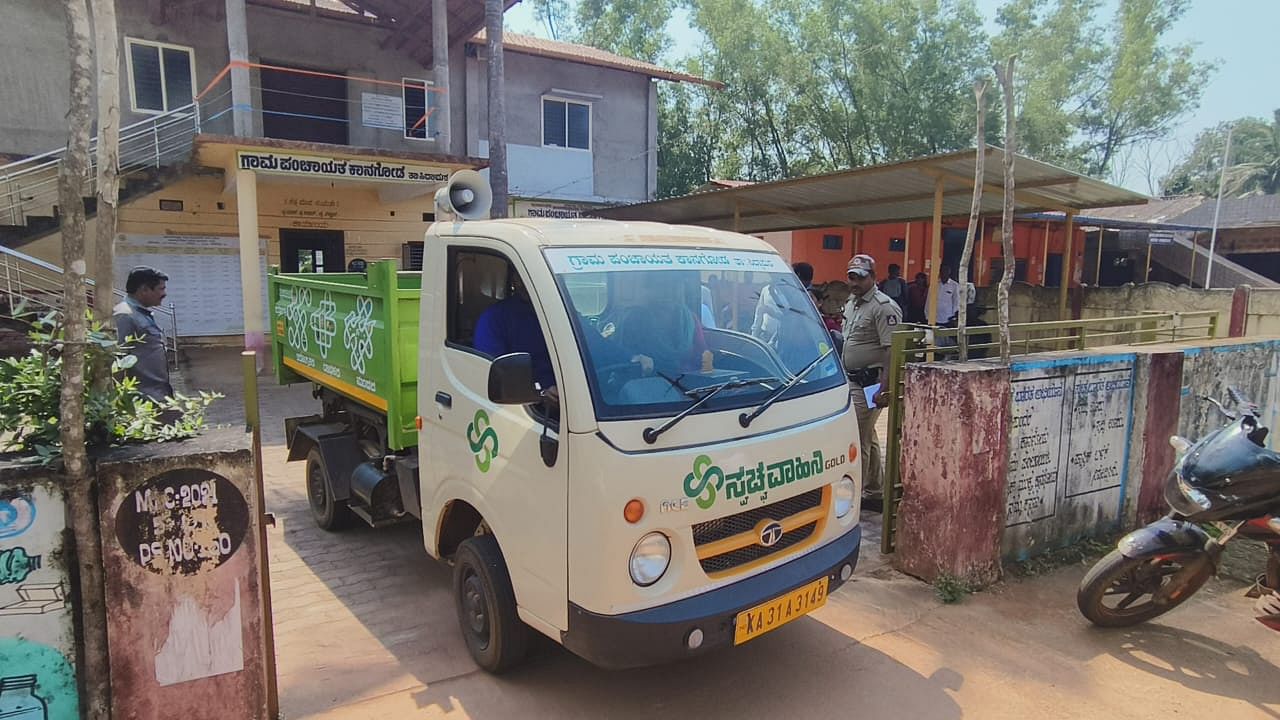 ಜಿಲ್ಲಾ ಪಂಚಾಯಿತಿ ಸಿಇಒ ಈಶ್ವರ ಕಾಂದೂ ಸಿದ್ದಾಪುರ ತಾಲ್ಲೂಕಿನ ಕಾನಗೋಡ ಗ್ರಾಮ ಪಂಚಾಯಿತಿಯಲ್ಲಿ ವಾಹನ ಚಲಾಯಿಸಿ ಚಾಲಕರನ್ನು ಪ್ರೇರೆಪಿಸಿದರು