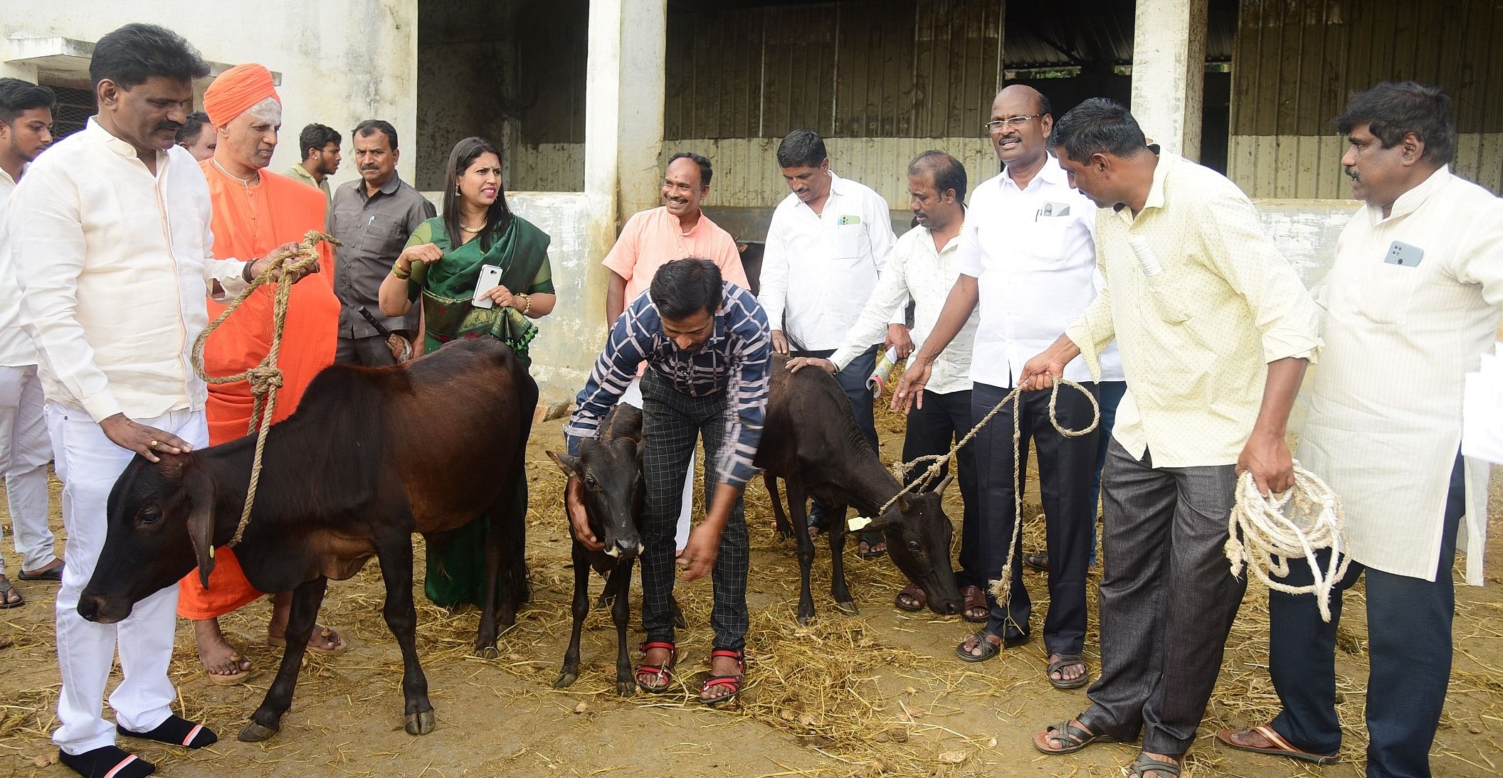 ತುಮಕೂರು ಸಿದ್ಧಗಂಗಾ ಮಠದಲ್ಲಿ ಮಂಗಳವಾರ ಬಿಜೆಪಿ ಹಮ್ಮಿಕೊಂಡಿದ್ದ ಕೃಷಿ ಕಾರ್ಯಾಗಾರದಲ್ಲಿ ರೈತರಿಗೆ ಗೋವುಗಳನ್ನು ವಿತರಣೆ ಮಾಡಲಾಯಿತು. ಸಿದ್ಧಲಿಂಗ ಸ್ವಾಮೀಜಿ, ಬಿಜೆಪಿ ಮುಖಂಡರಾದ ಎಸ್.ಪಿ.ಚಿದಾನಂದ್, ಎಸ್.ಶಿವಪ್ರಸಾದ್, ವಿದ್ಯಾ, ಸತ್ಯಮಂಗಲ ಜಗದೀಶ್, ವಿಜಯಕುಮಾರ್, ಸಿದ್ಧರಾಮಣ್ಣ ಇತರರು ಇದ್ದರು