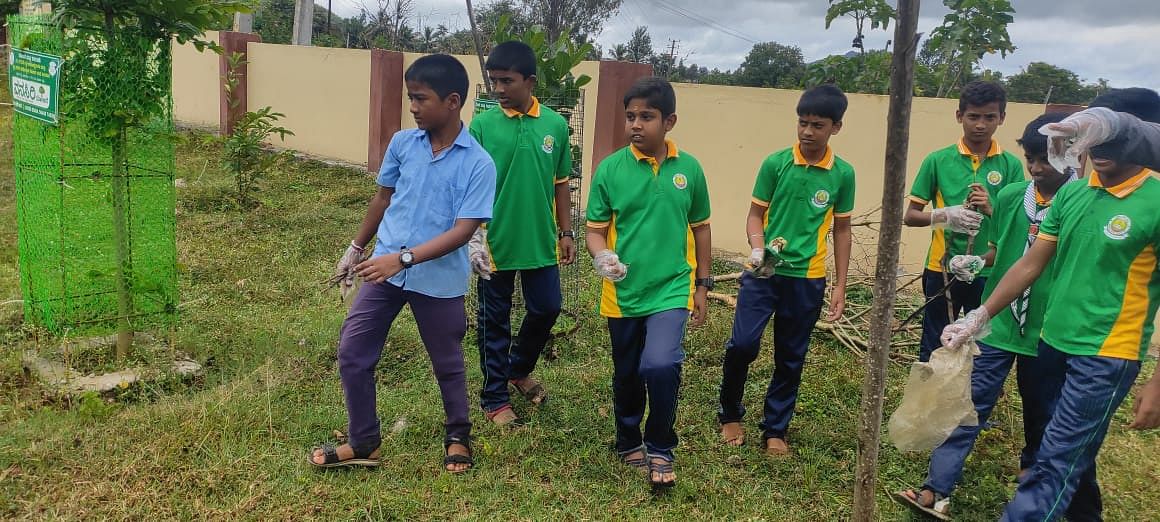 ಕುಶಾಲನಗರ ಸಮೀಪದ ‌ಕೂಡುಮಂಗಳೂರು ಸರ್ಕಾರಿ ಪ್ರೌಢಶಾಲೆಯಲ್ಲಿ ಸ್ವಚ್ಚತಾ ಹಿ ಸೇವಾ ಅಂಗವಾಗಿ ಶ್ರಮದಾನದ ಮೂಲಕ ಸ್ವಚ್ಚತಾ ಕಾರ್ಯ ನಡೆಸಲಾಯಿತು.