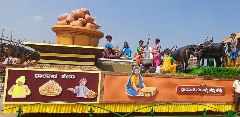 ಮೈಸೂರು ದಸರಾ ಮೆರವಣಿಗೆಯಲ್ಲಿ ಧಾರವಾಡದ ಸ್ತಬ್ಧಚಿತ್ರ