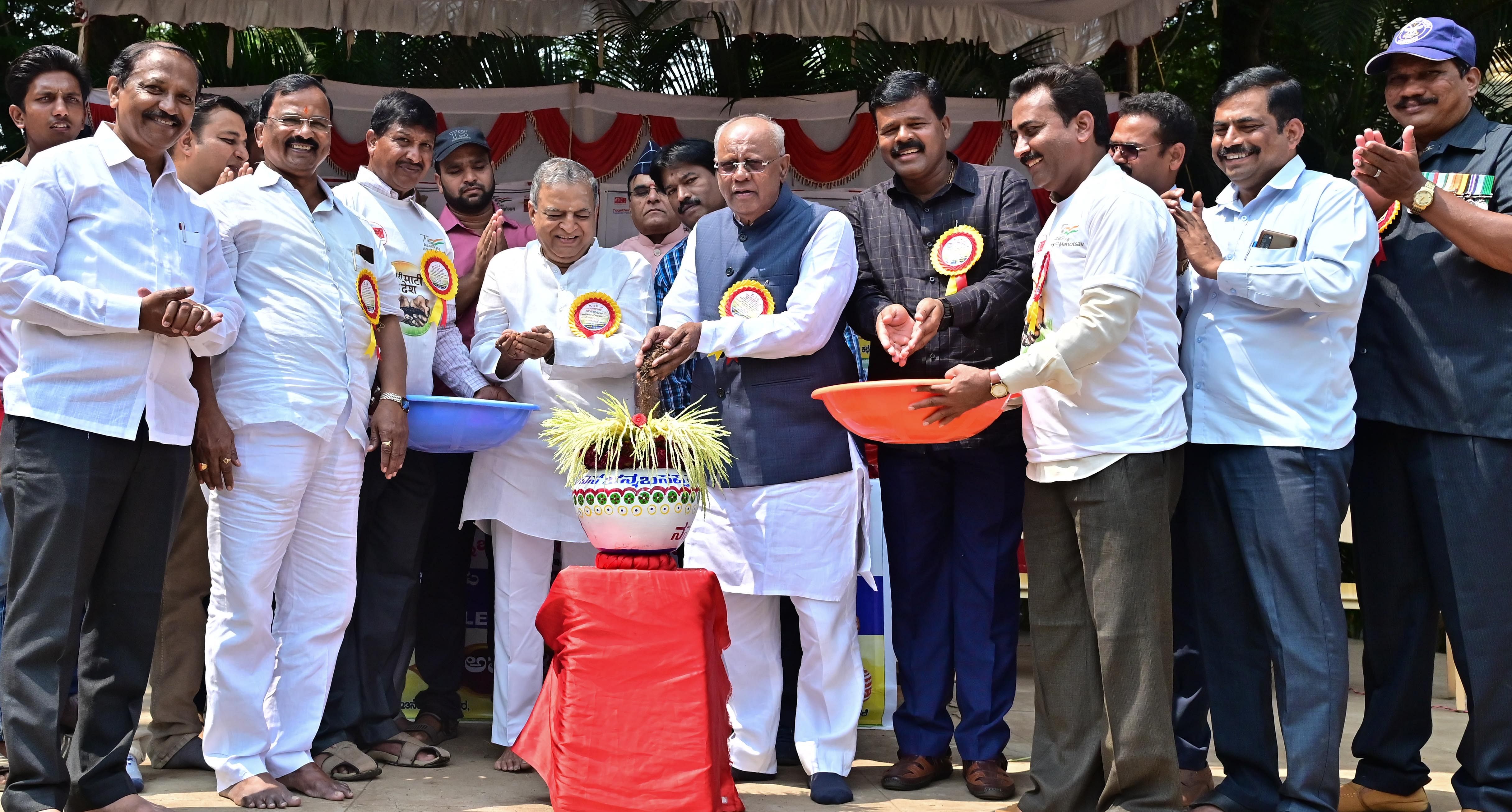 ದಾವಣಗೆರೆಯಲ್ಲಿ ಆಯೋಜಿಸಿದ್ದ ‘ನನ್ನ ಮಣ್ಣು ನನ್ನ ದೇಶ’ ಅಮೃತ ಕಳಸ ಪಾದಯಾತ್ರೆ ಕಾರ್ಯಕ್ರಮವನ್ನು ಸಂಸದ ಜಿ.ಎಂ. ಸಿದ್ದೇಶ್ವರ ಮತ್ತು ಬಿಎಸ್‌ಸಿ ಕಾಲೇಜಿನ ಮುಖ್ಯಸ್ಥರಾದ ಬಿ.ಸಿ ಉಮಾಪತಿ ಅವರು ಕಳಸಕ್ಕೆ (ಮಡಕೆಗೆ) ಮಣ್ಣು ತುಂಬಿಸುವ ಉದ್ಘಾಟಿಸಿದರು.   –ಪ್ರಜಾವಾಣಿ ಚಿತ್ರ