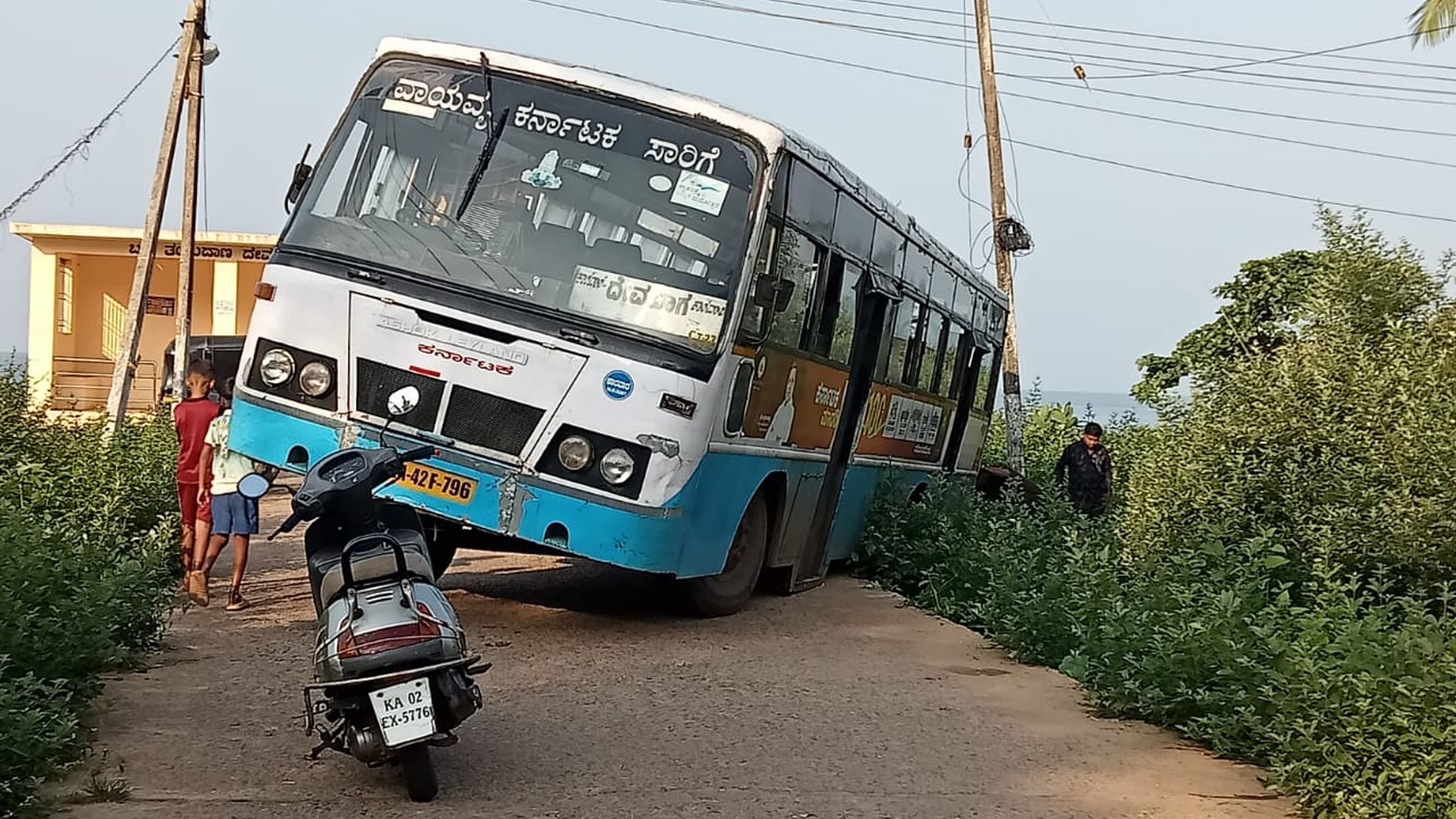 ಕಾರವಾರ ತಾಲ್ಲೂಕಿನ ದೇವಬಾಗದಲ್ಲಿ ರಸ್ತೆ ಪಕ್ಕದ ಚರಂಡಿಗೆ ಇಳಿದಿದ್ದ ಬಸ್.