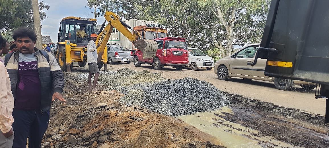 ಲೋಕೋಪಯೋಗಿ ಇಲಾಖೆ ವತಿಯಿಂದ ಮಾಲೂರು ಪಟ್ಟಣದ ರೈಲ್ವೆ ಮೇಲ್ಸೇತುವೆ ರಸ್ತೆ ದುರಸ್ತಿ ಕಾಮಗಾರಿ ನಡೆಯುತ್ತಿರುವುದು